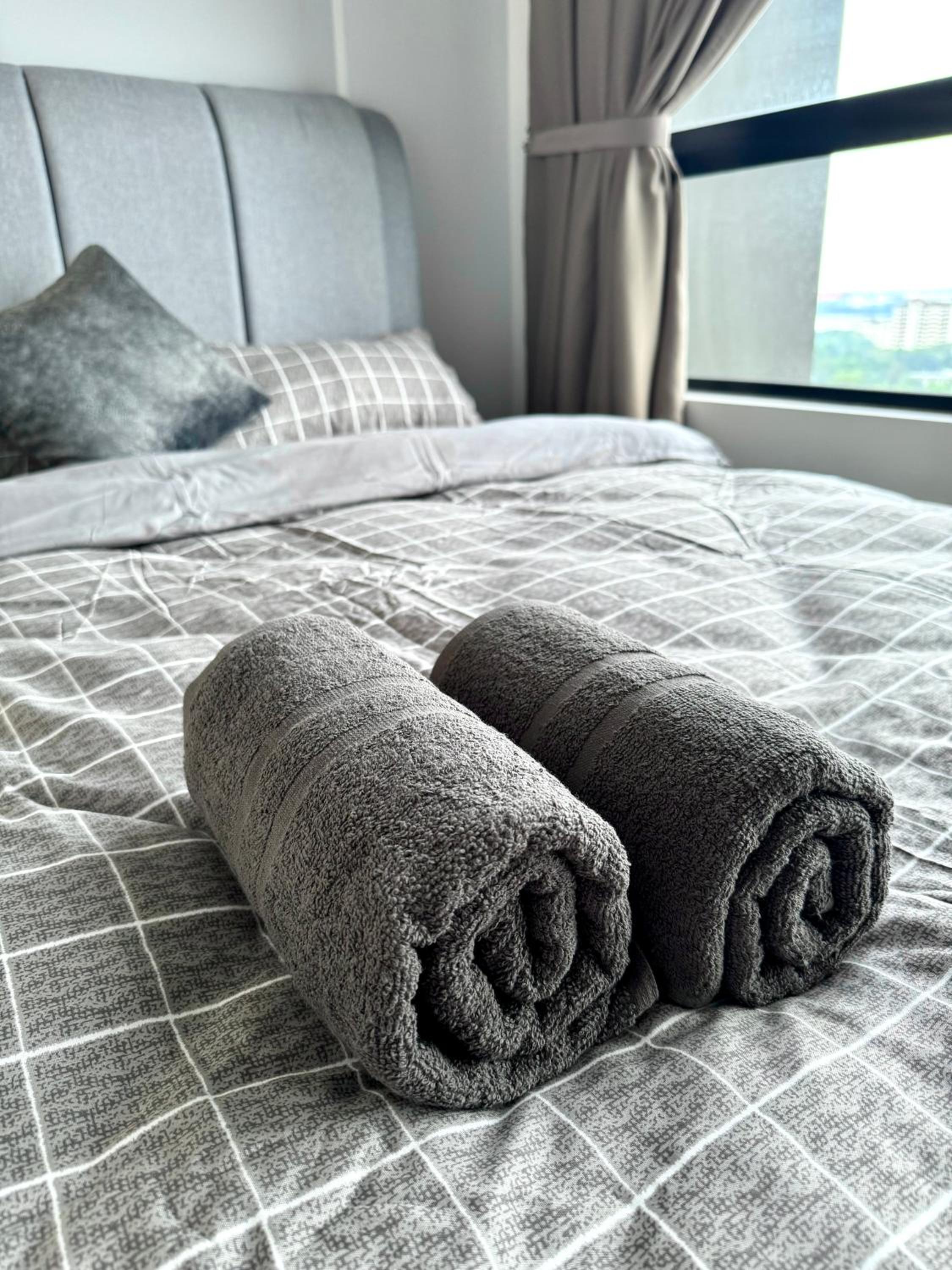 Twin Tower Grand Suite by YoHome
