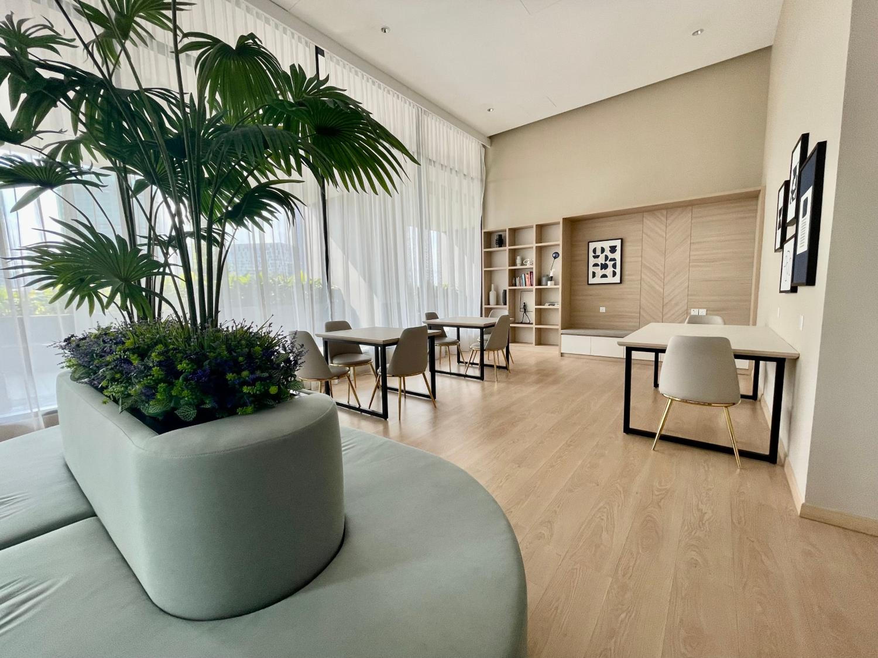 Twin Tower Grand Suite by YoHome