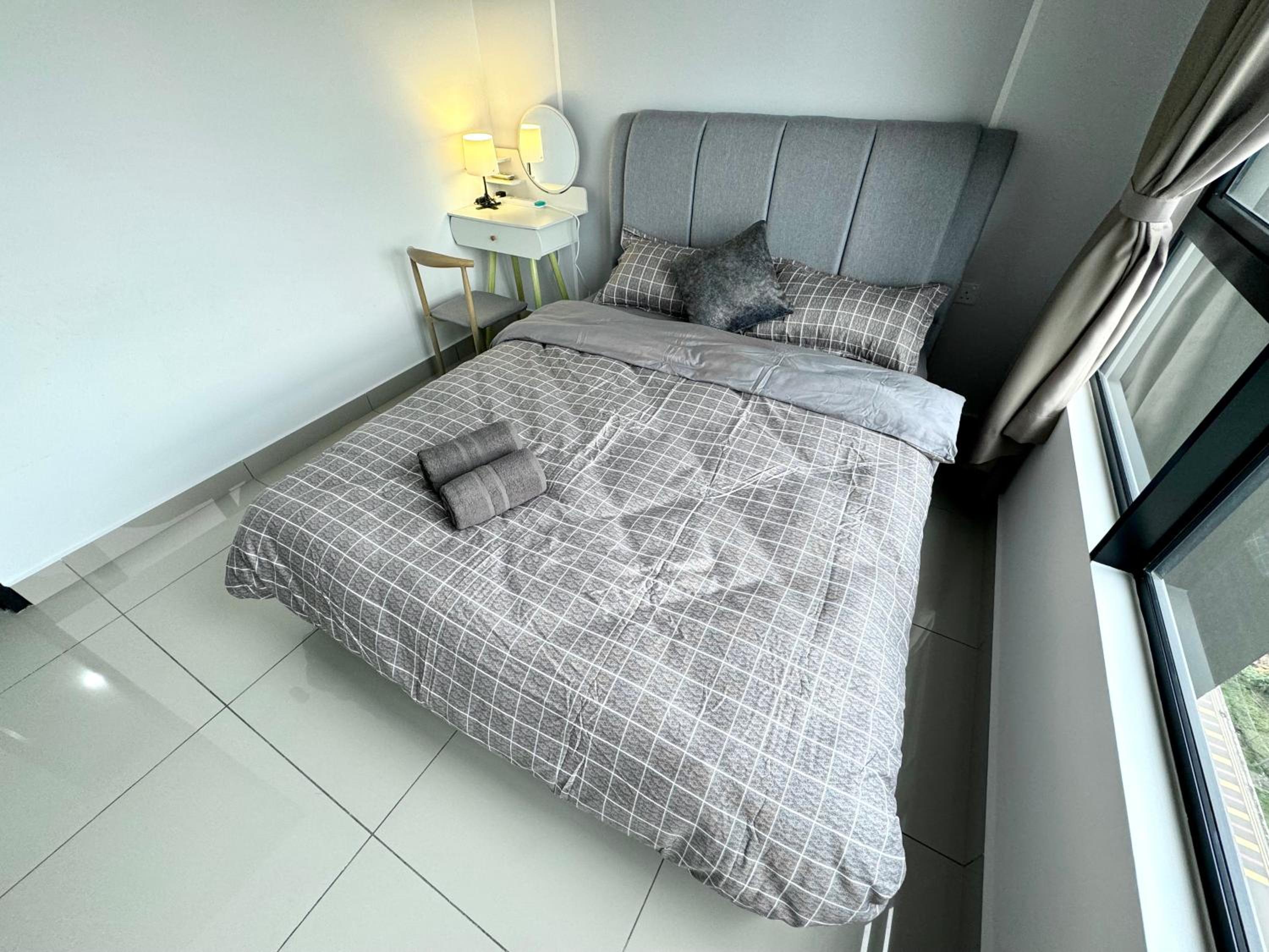 Twin Tower Grand Suite by YoHome