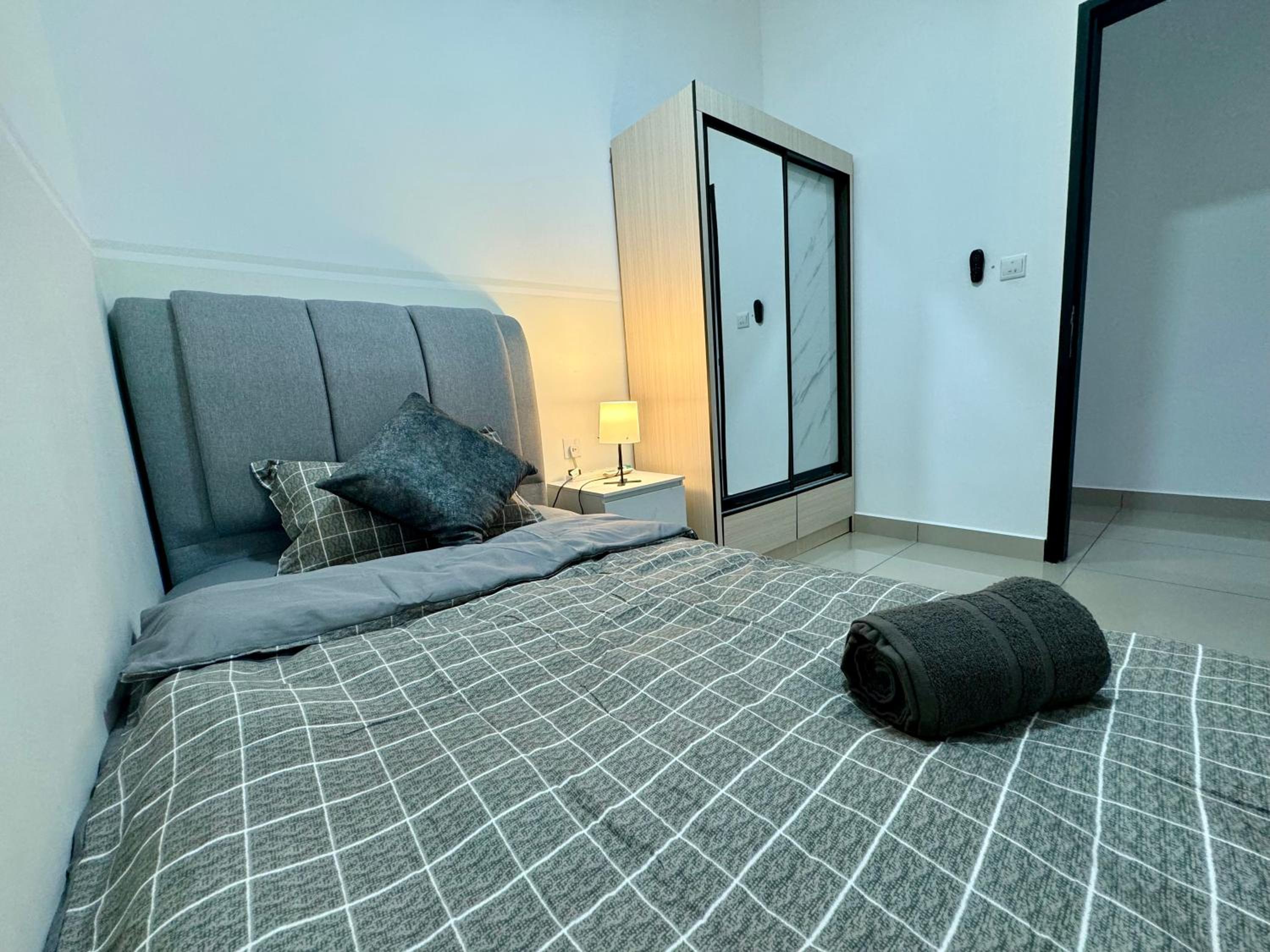 Twin Tower Grand Suite by YoHome