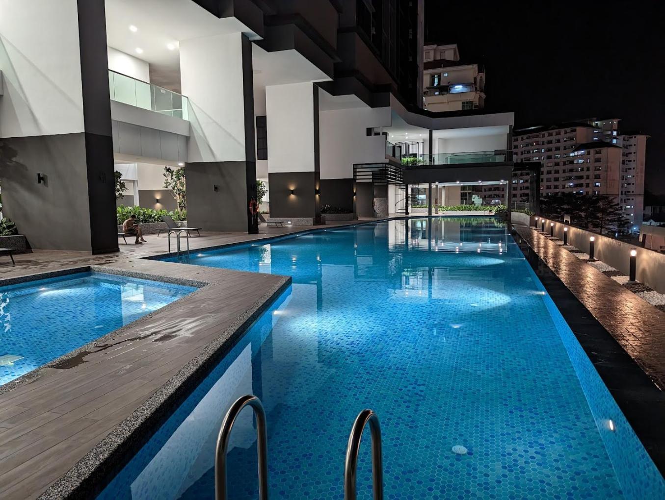 Twin Tower Grand Suite by YoHome