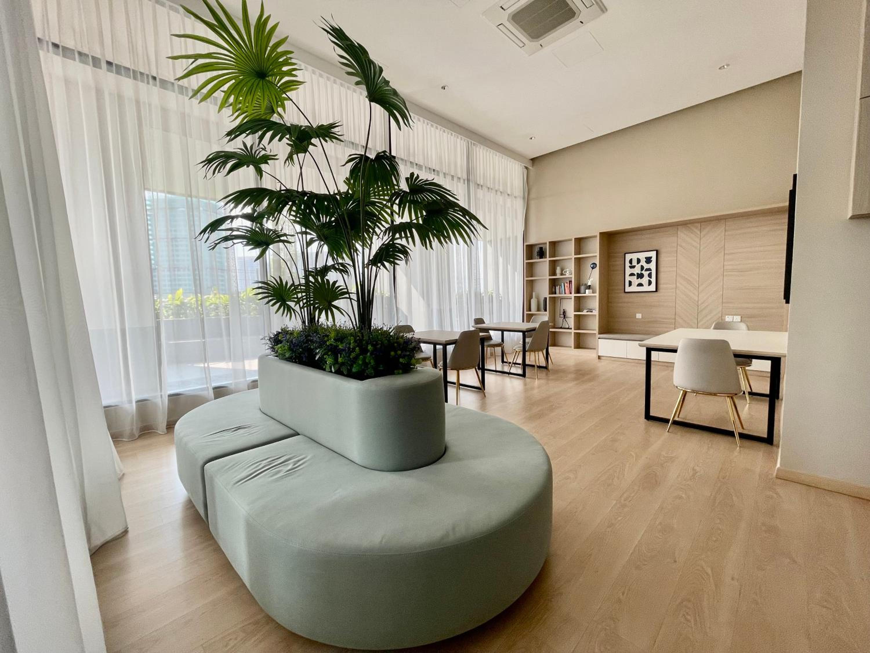 Twin Tower Grand Suite by YoHome