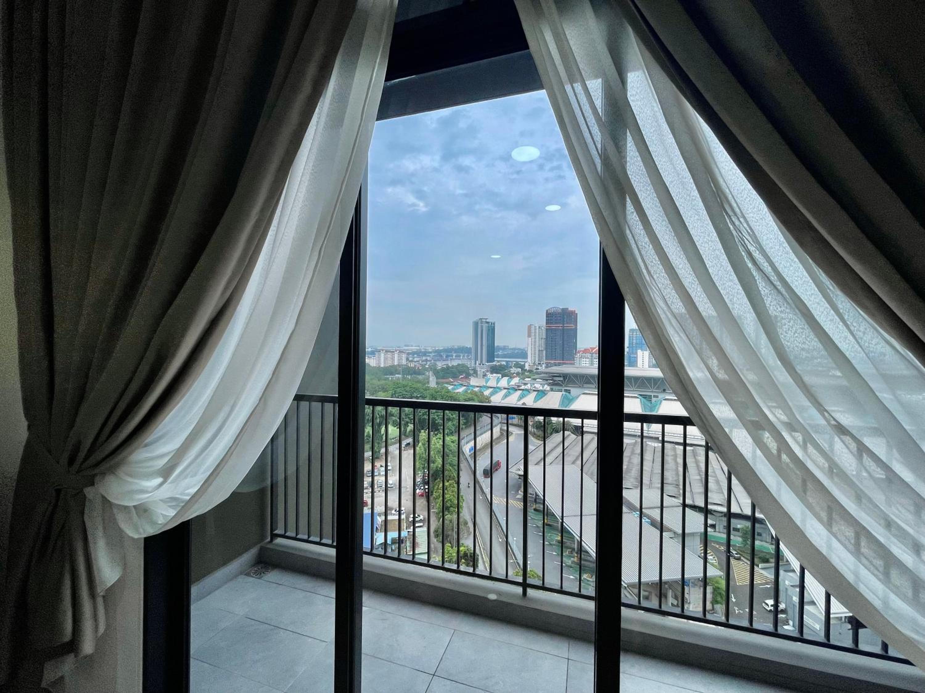 Twin Tower Grand Suite by YoHome