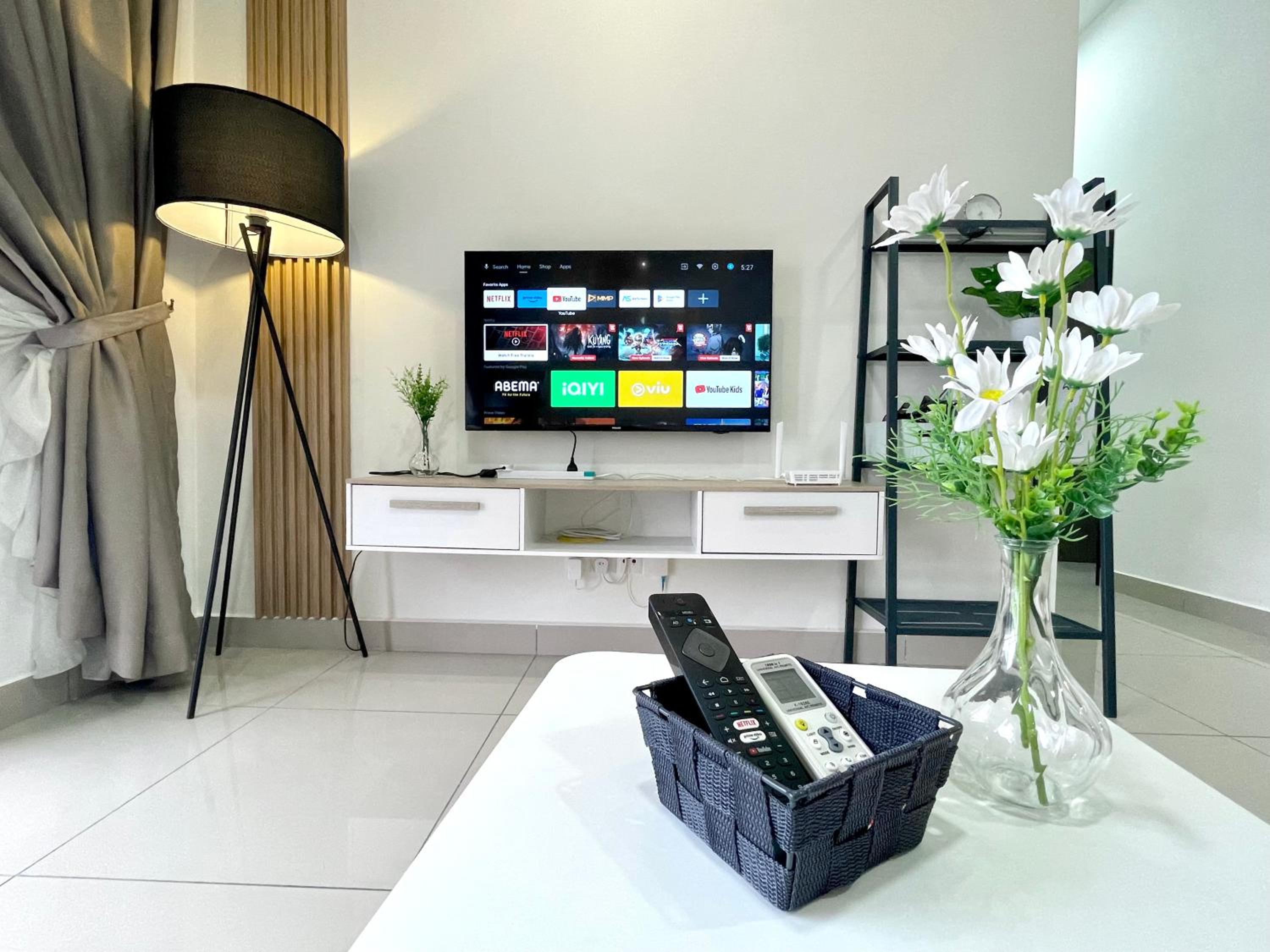 Twin Tower Grand Suite by YoHome