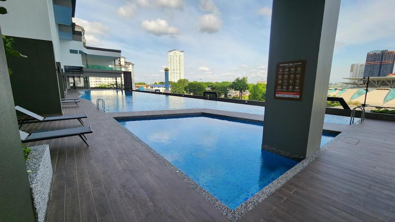 Twin Tower Grand Suite by YoHome