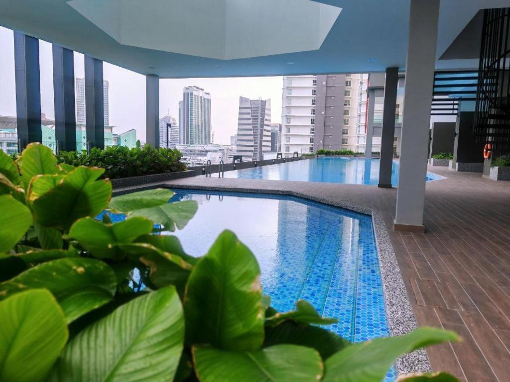 Twin Tower Grand Suite by YoHome