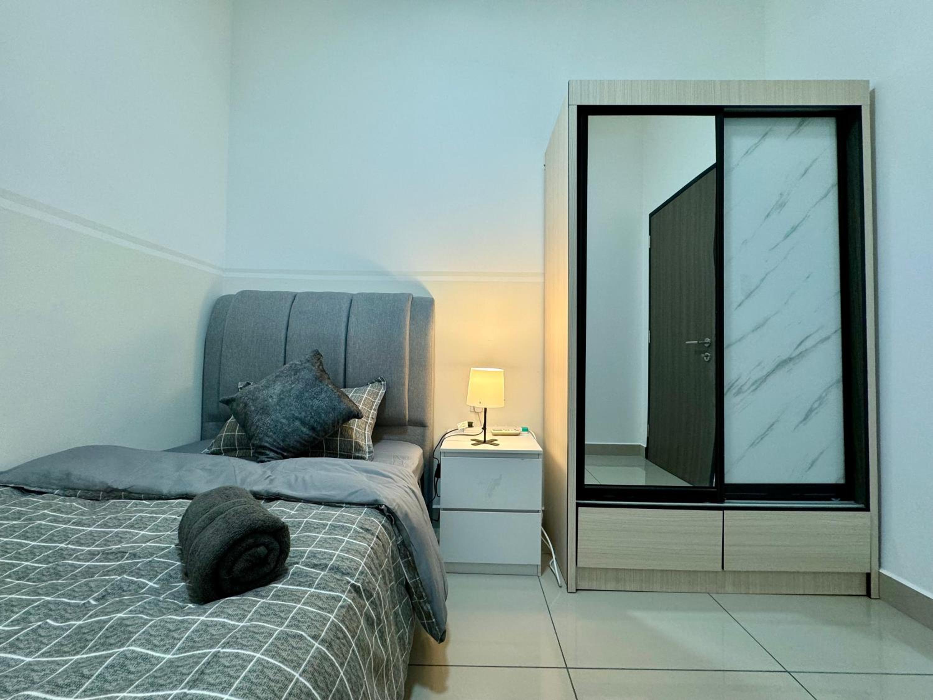 Twin Tower Grand Suite by YoHome