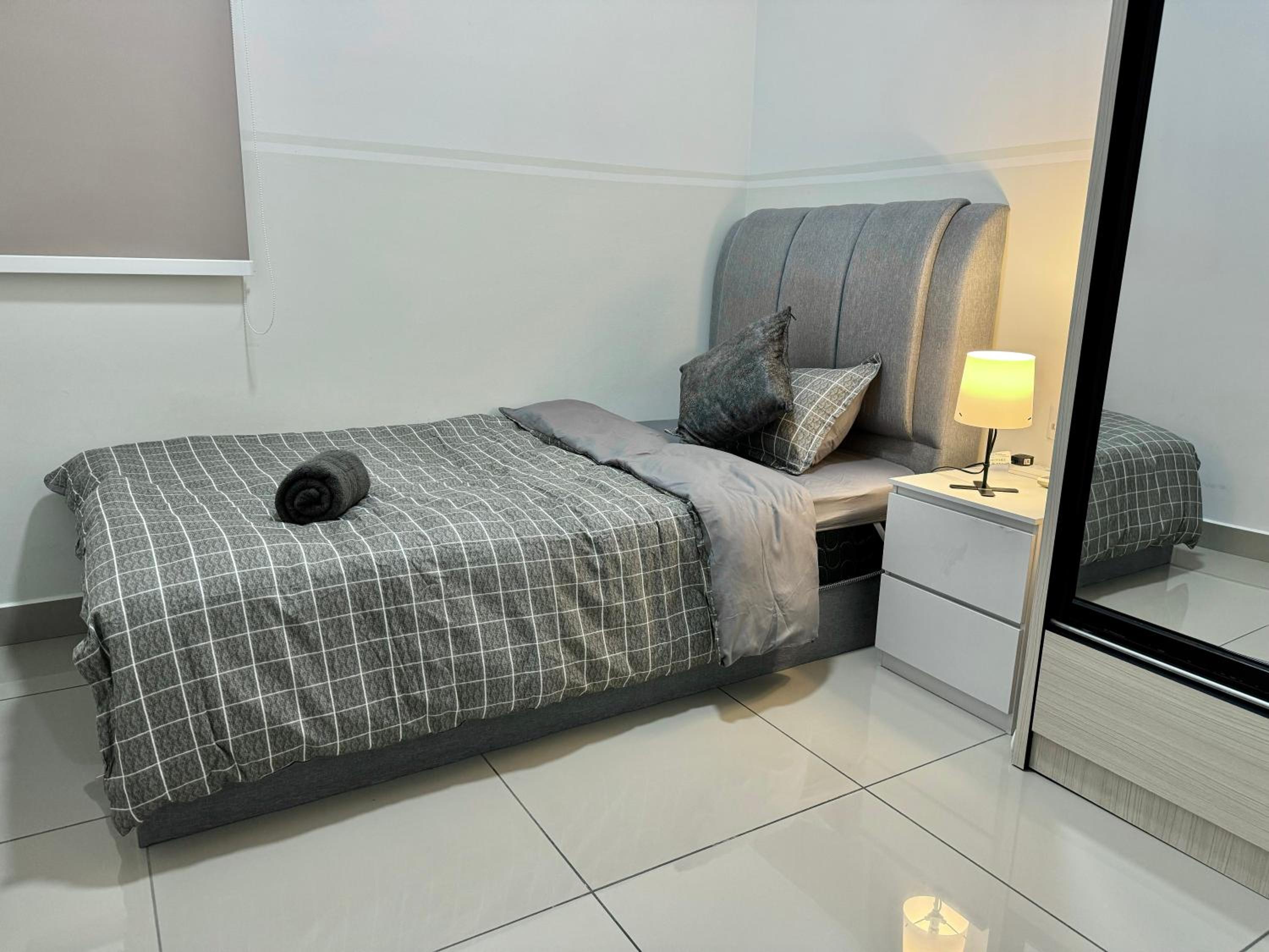 Twin Tower Grand Suite by YoHome