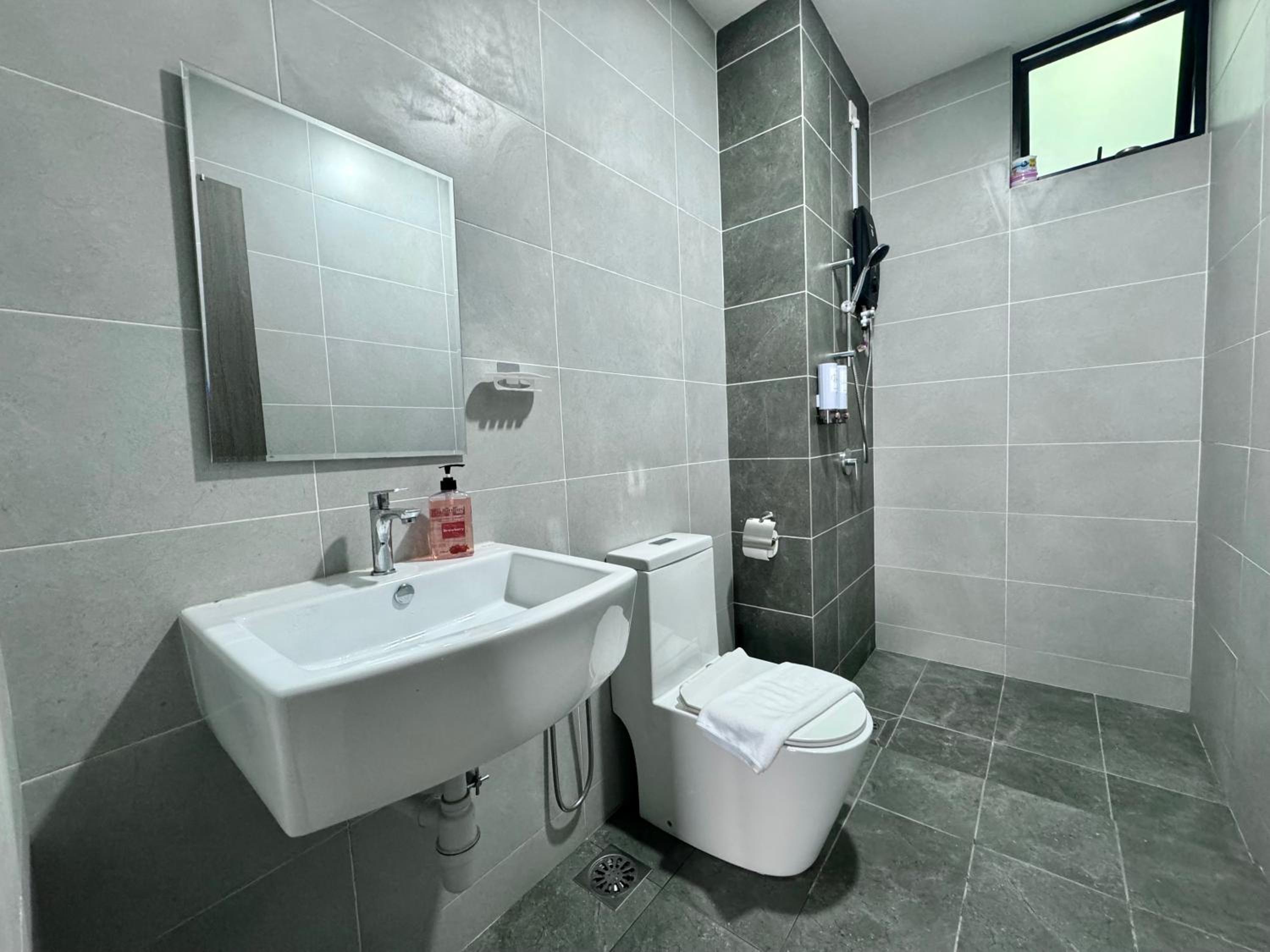 Twin Tower Grand Suite by YoHome