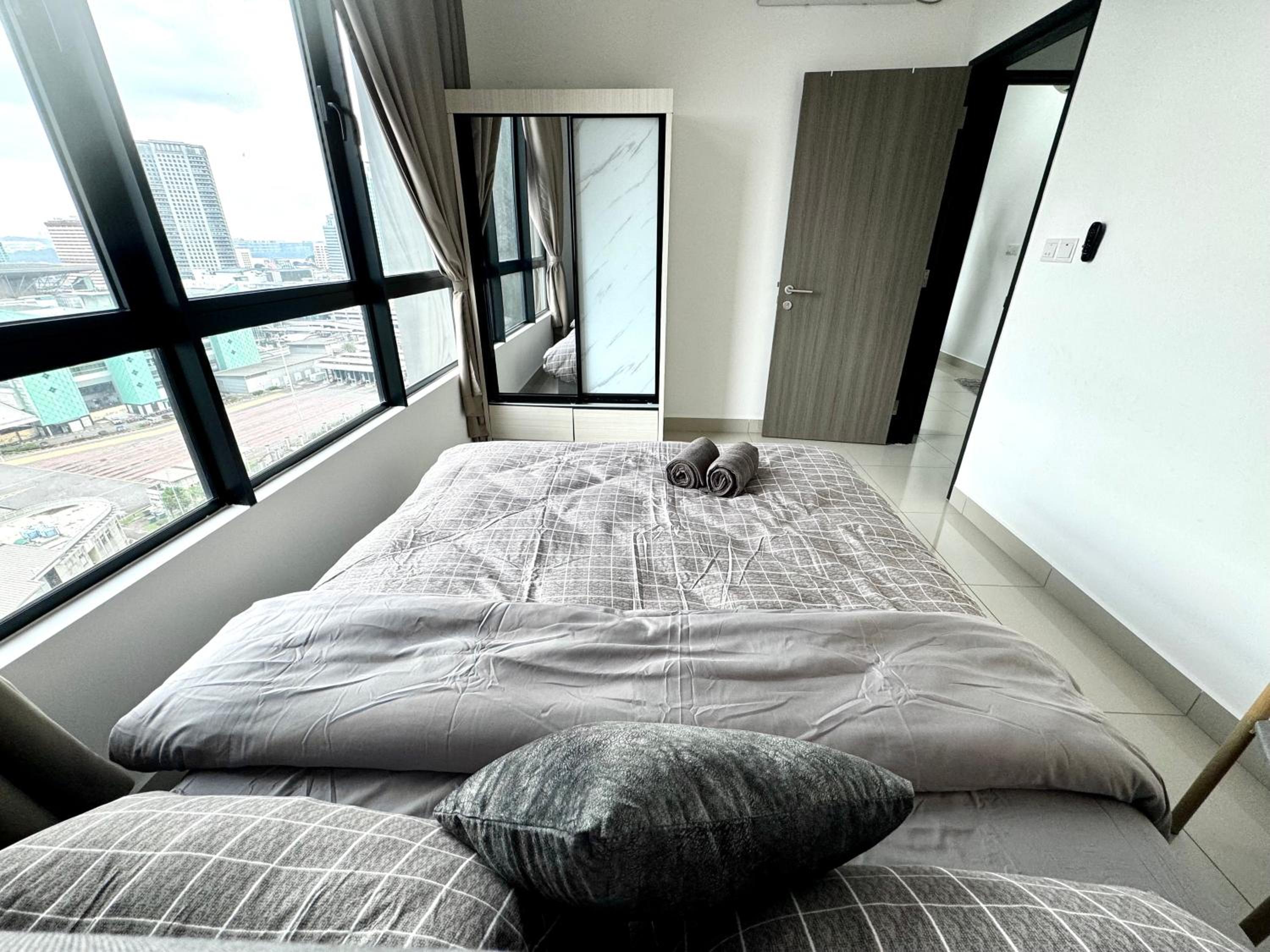 Twin Tower Grand Suite by YoHome