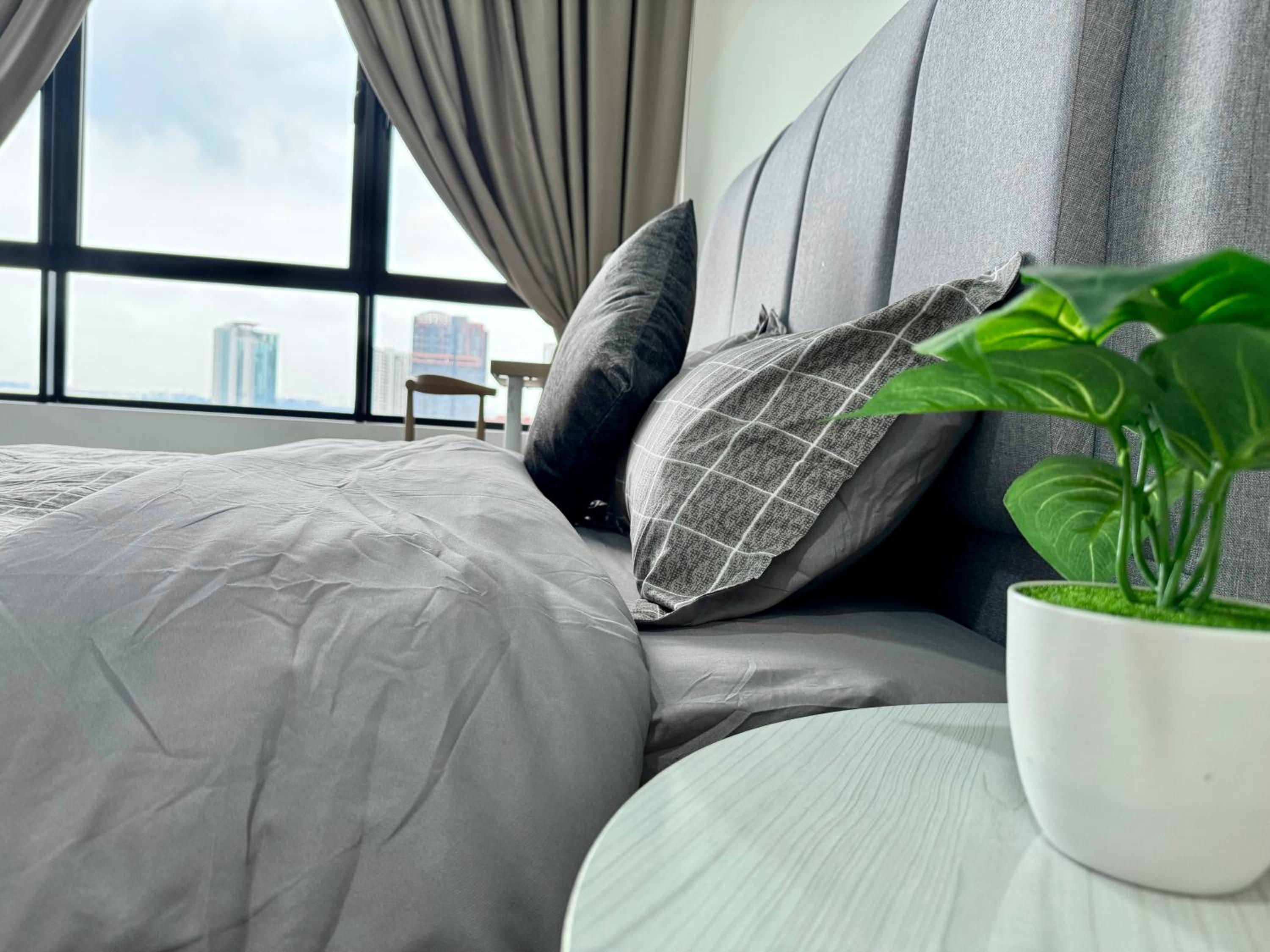 Twin Tower Grand Suite by YoHome