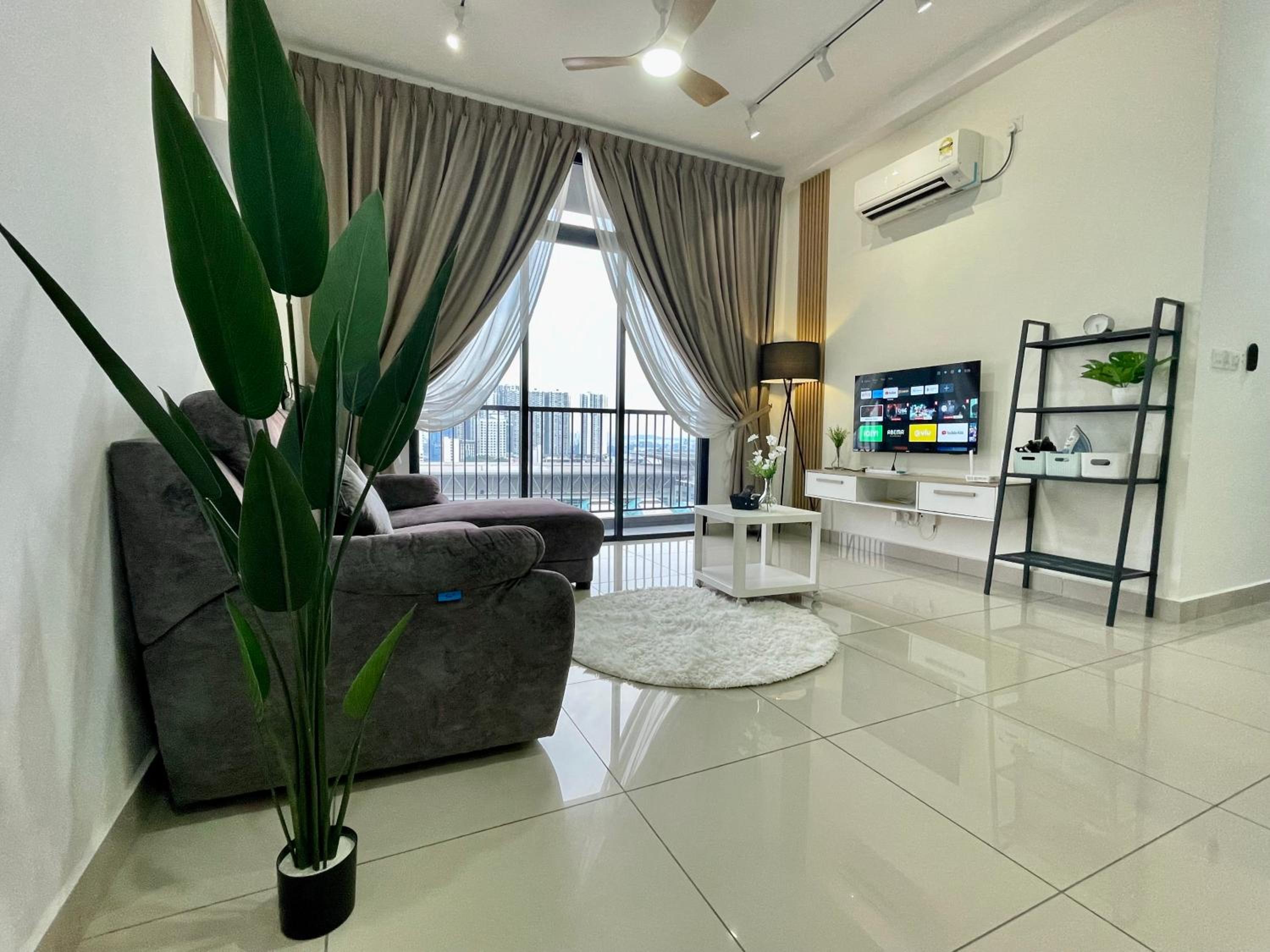 Twin Tower Grand Suite by YoHome