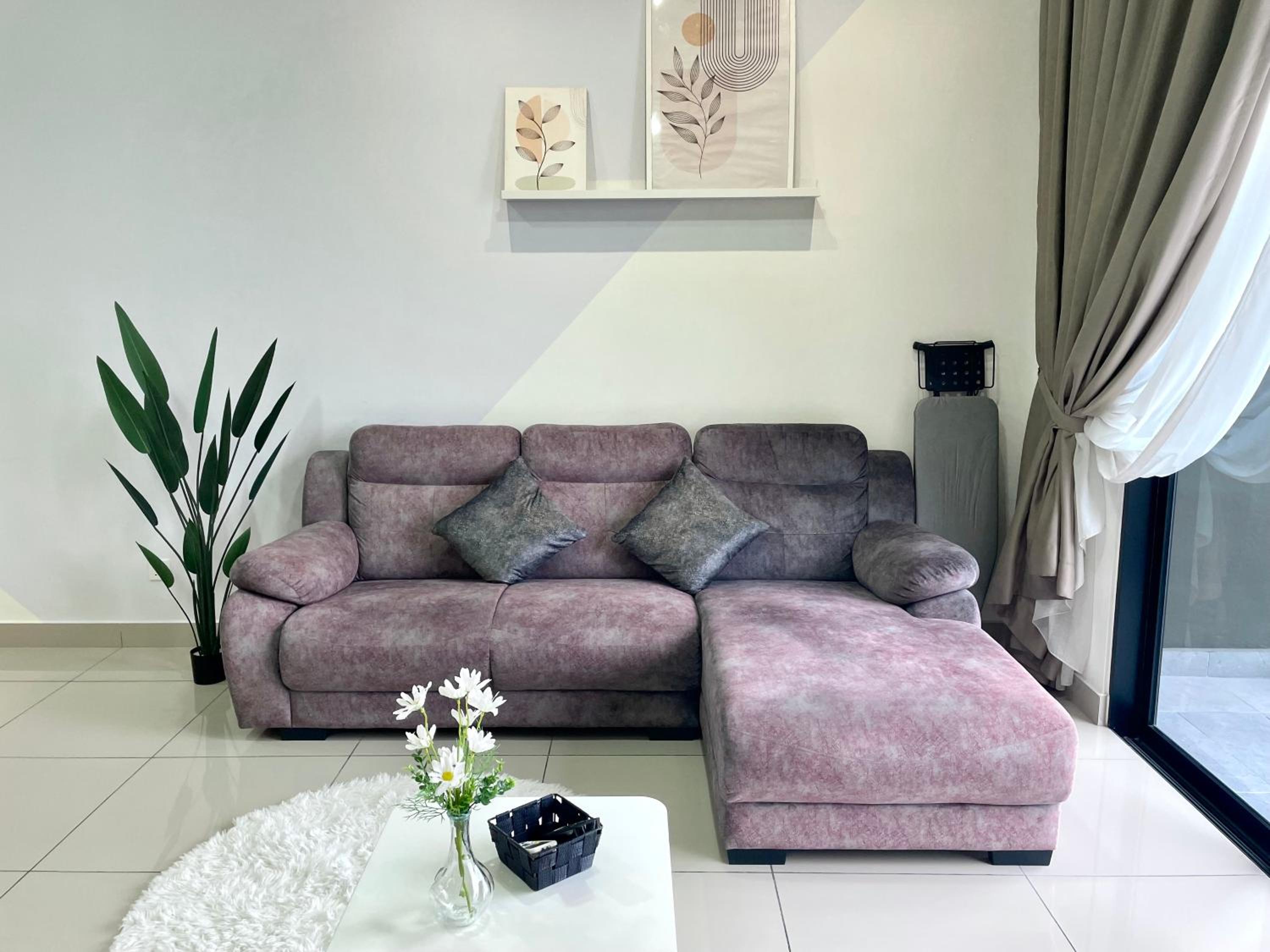 Twin Tower Grand Suite by YoHome