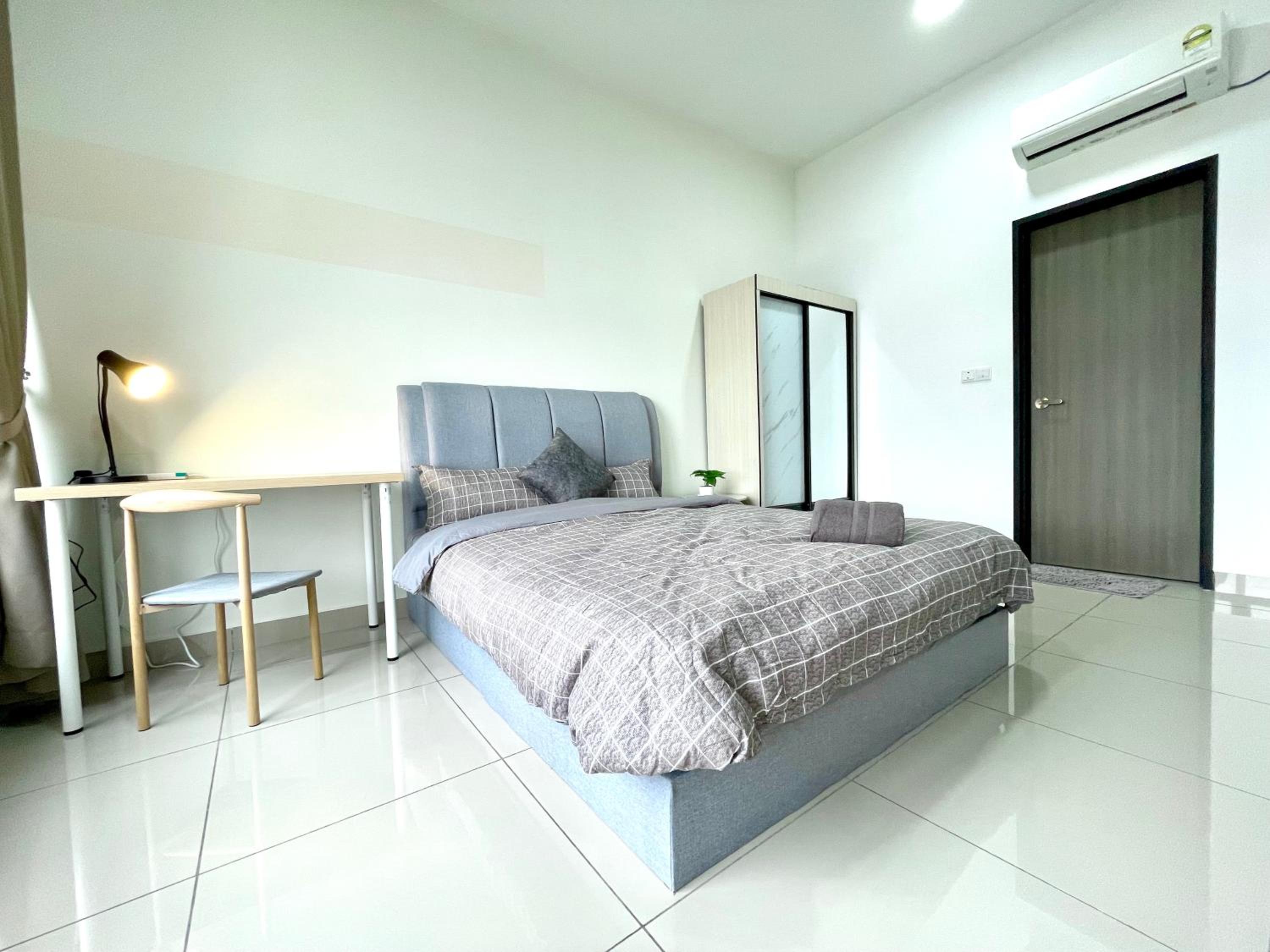 Twin Tower Grand Suite by YoHome