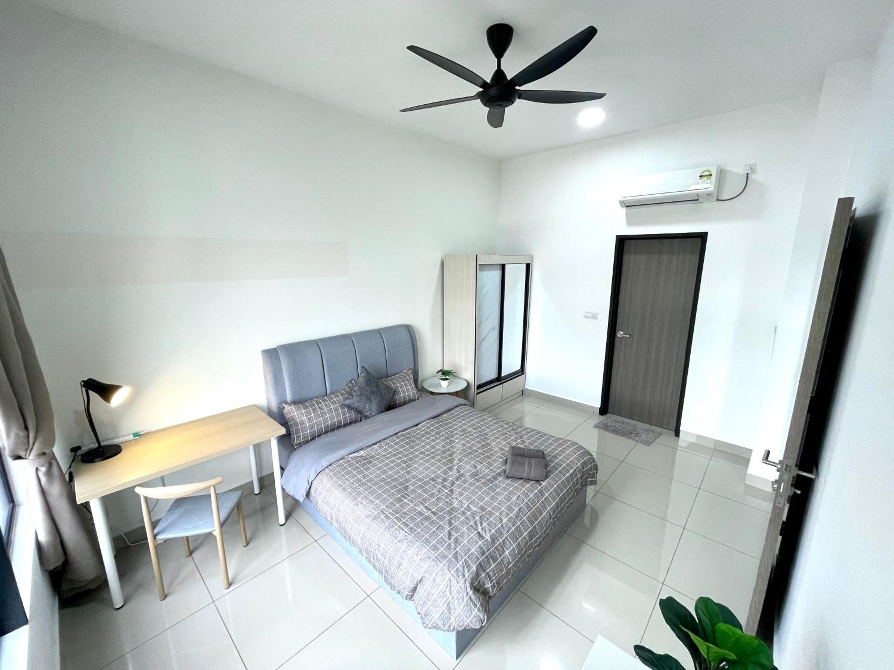 Twin Tower Grand Suite by YoHome