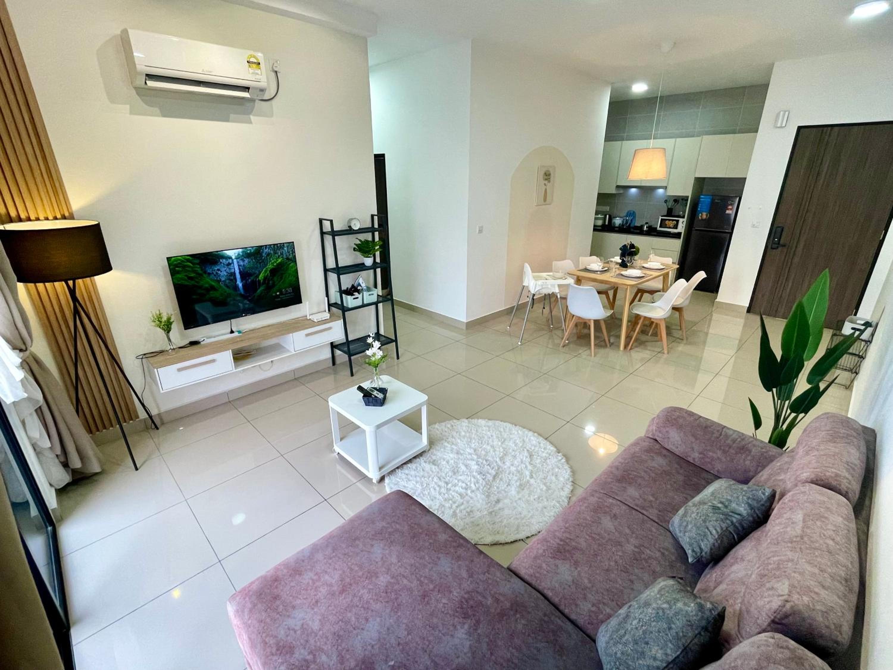 Twin Tower Grand Suite by YoHome