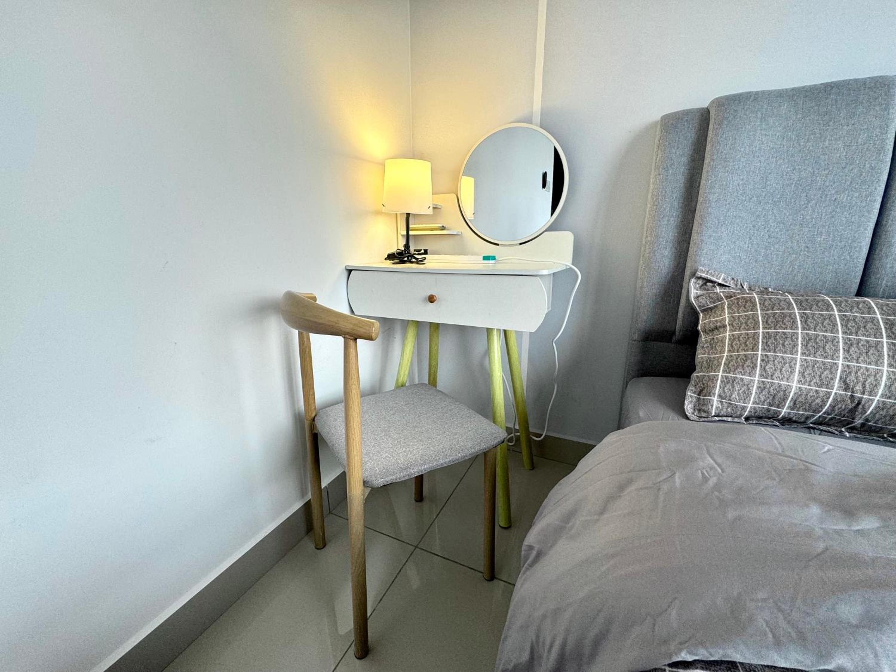 Twin Tower Grand Suite by YoHome