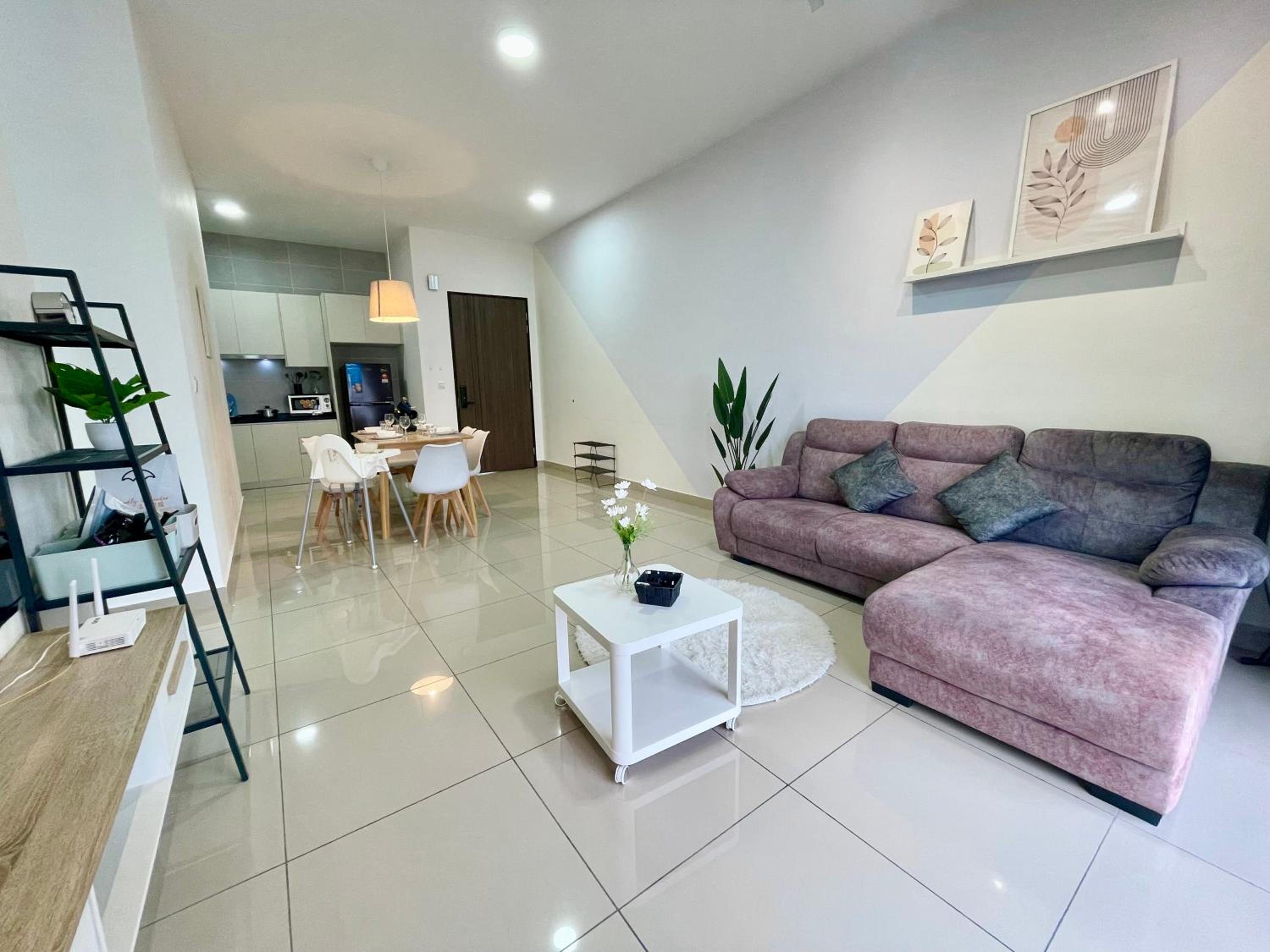 Twin Tower Grand Suite by YoHome