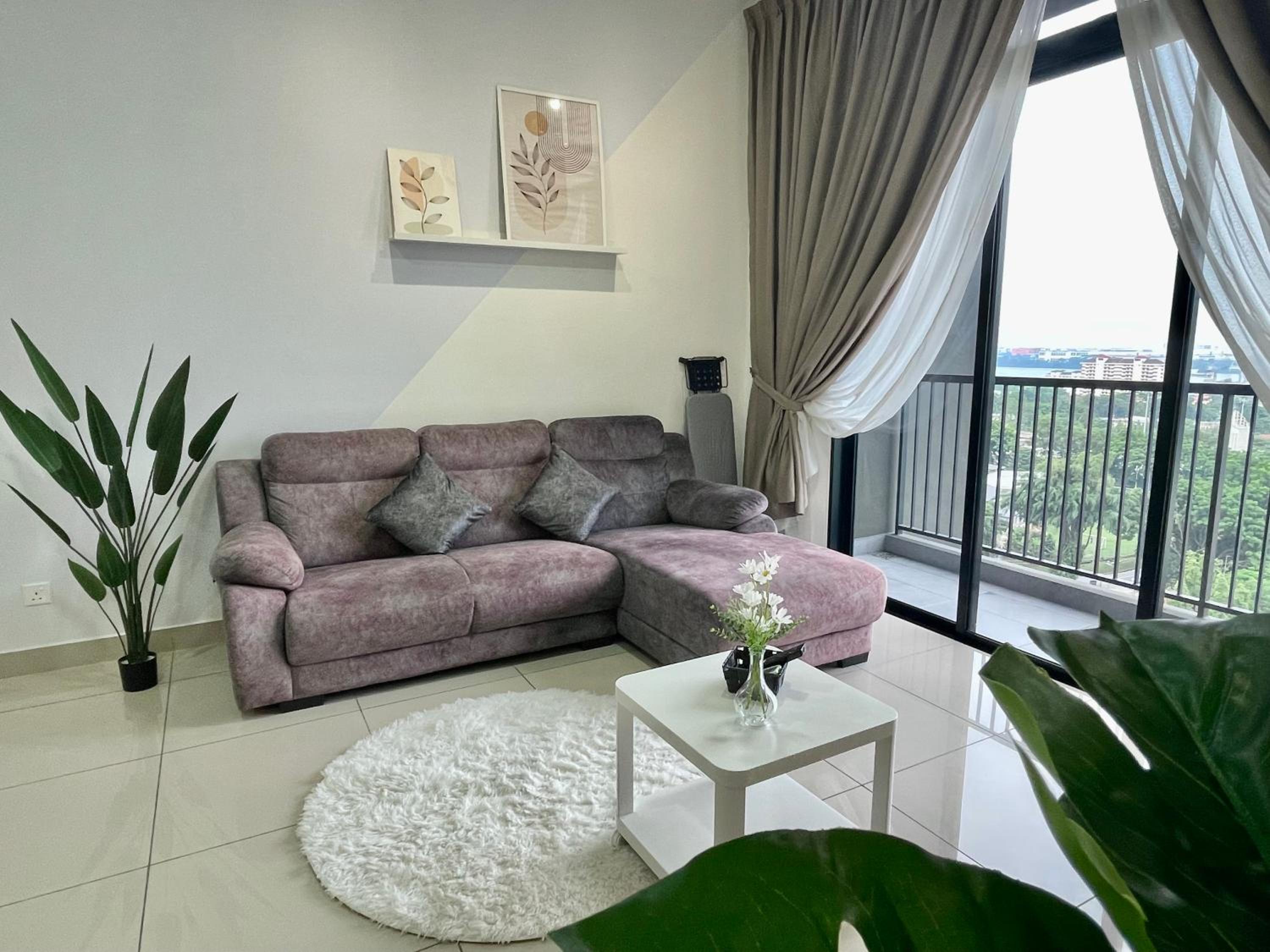 Twin Tower Grand Suite by YoHome