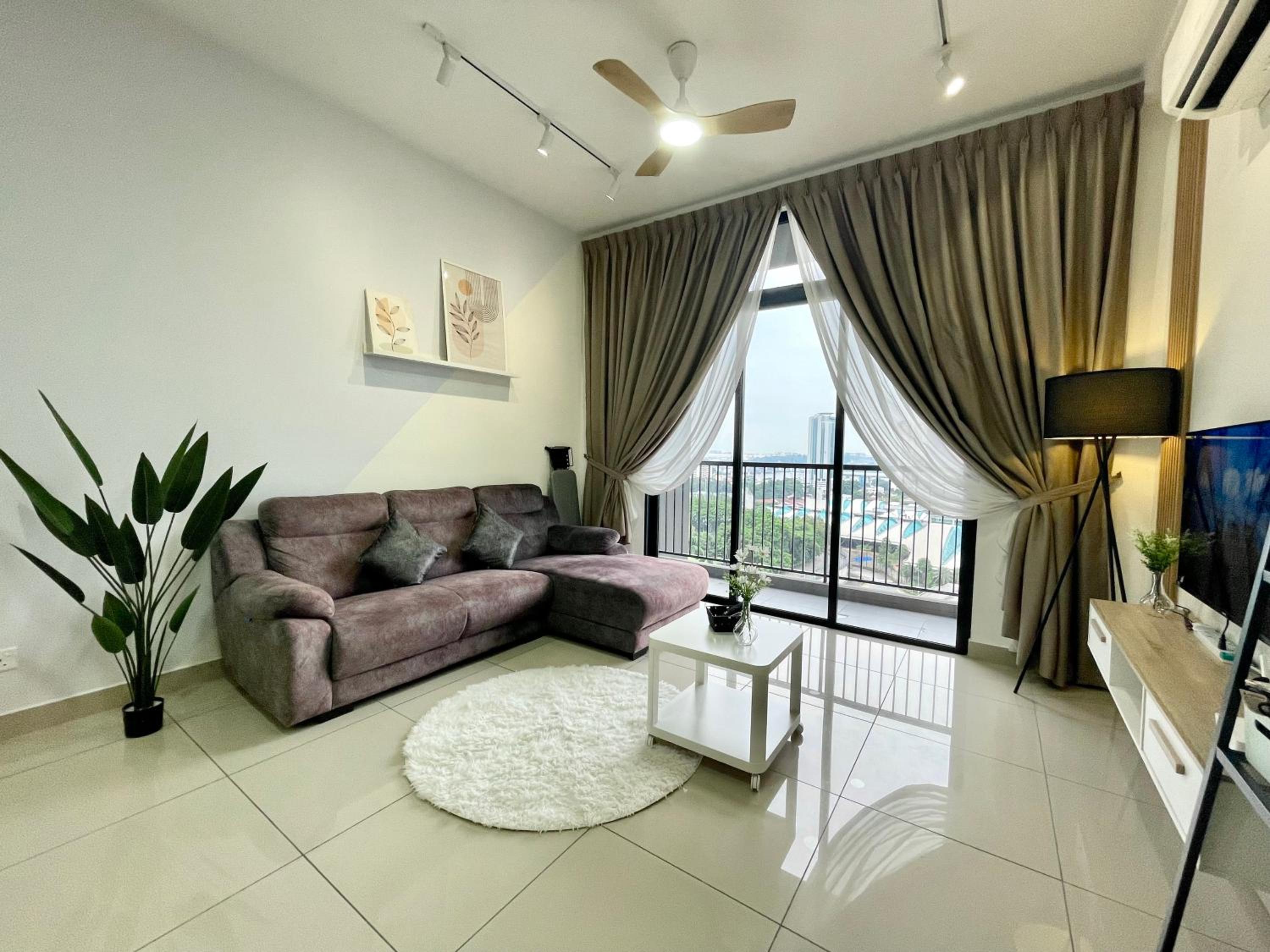 Twin Tower Grand Suite by YoHome