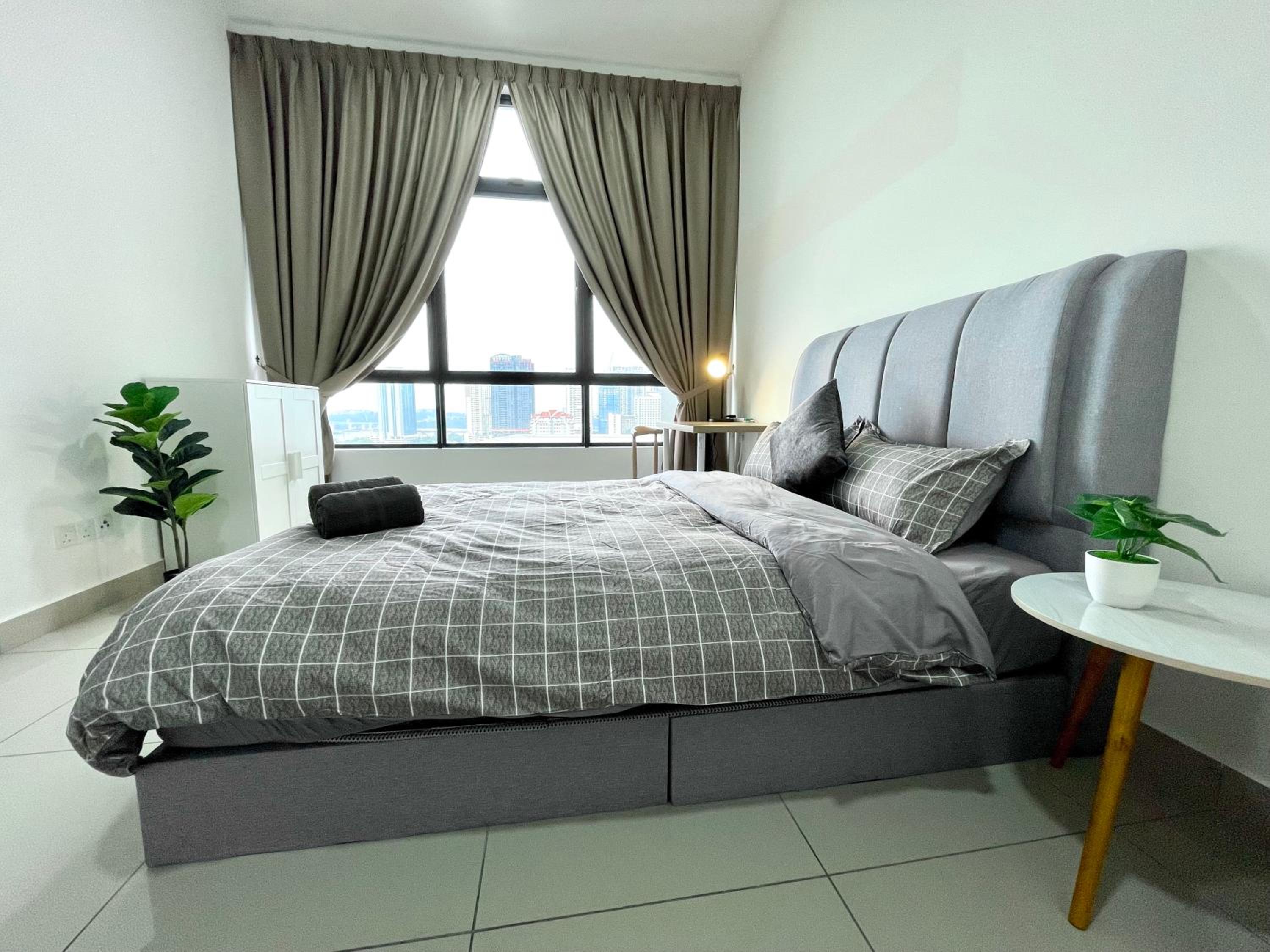 Twin Tower Grand Suite by YoHome