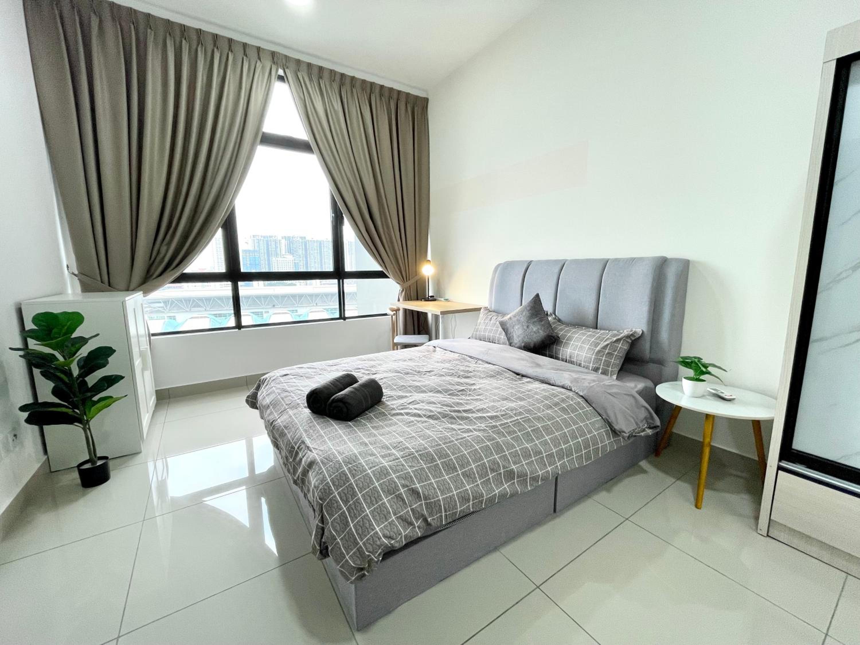 Twin Tower Grand Suite by YoHome