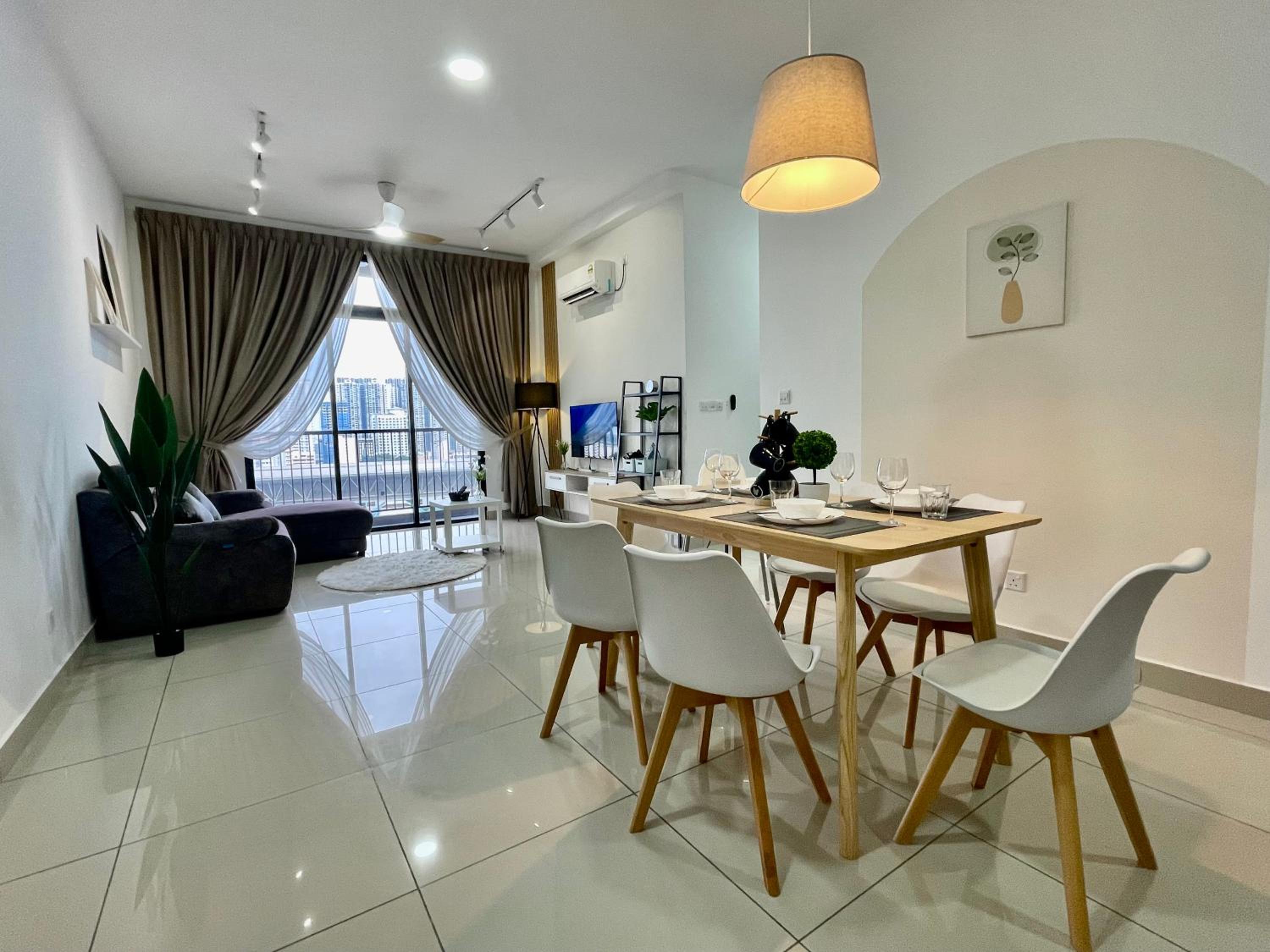 Twin Tower Grand Suite by YoHome