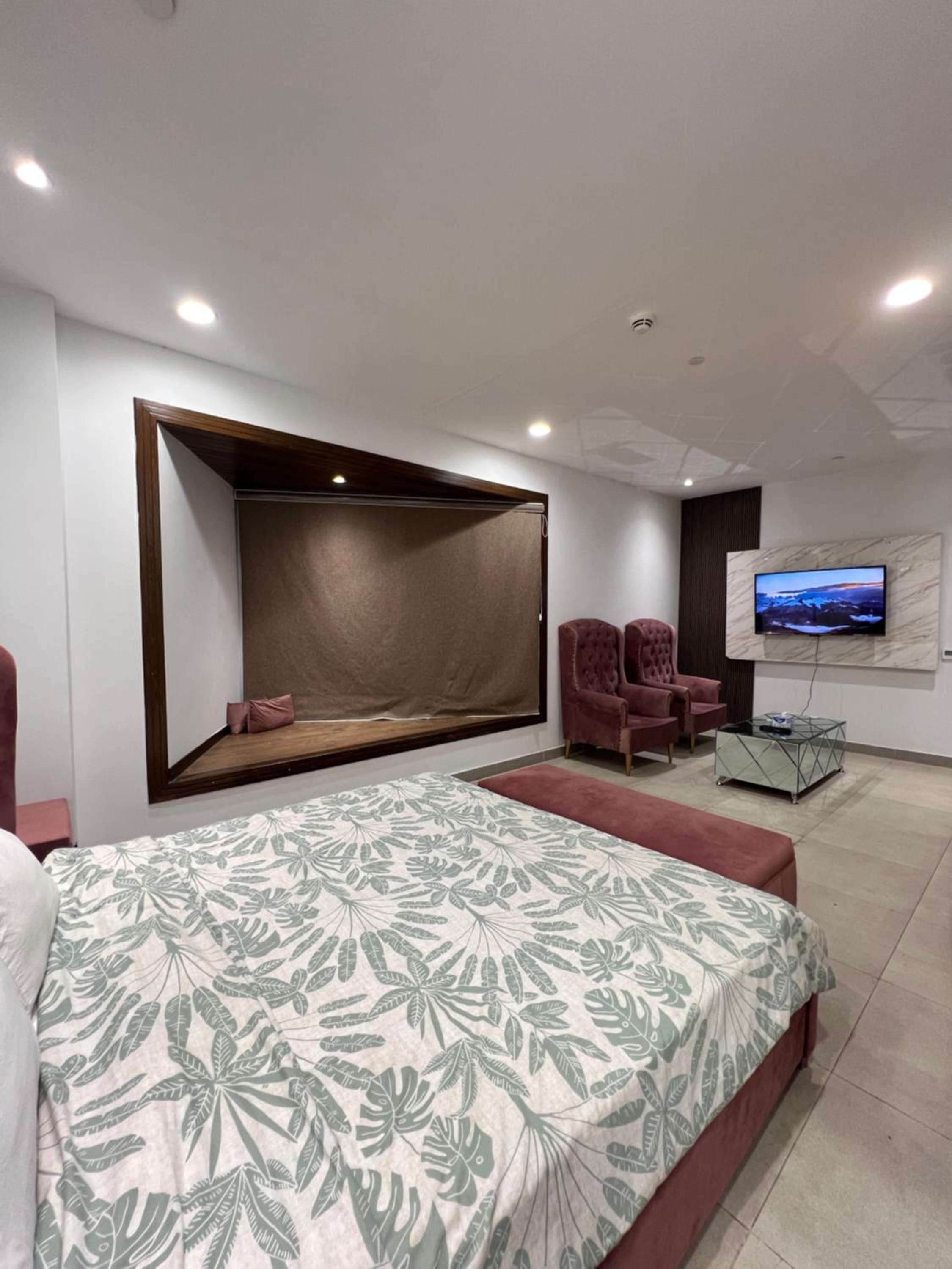 Luxury studio at DHA phase 5 Pentasquare view 4