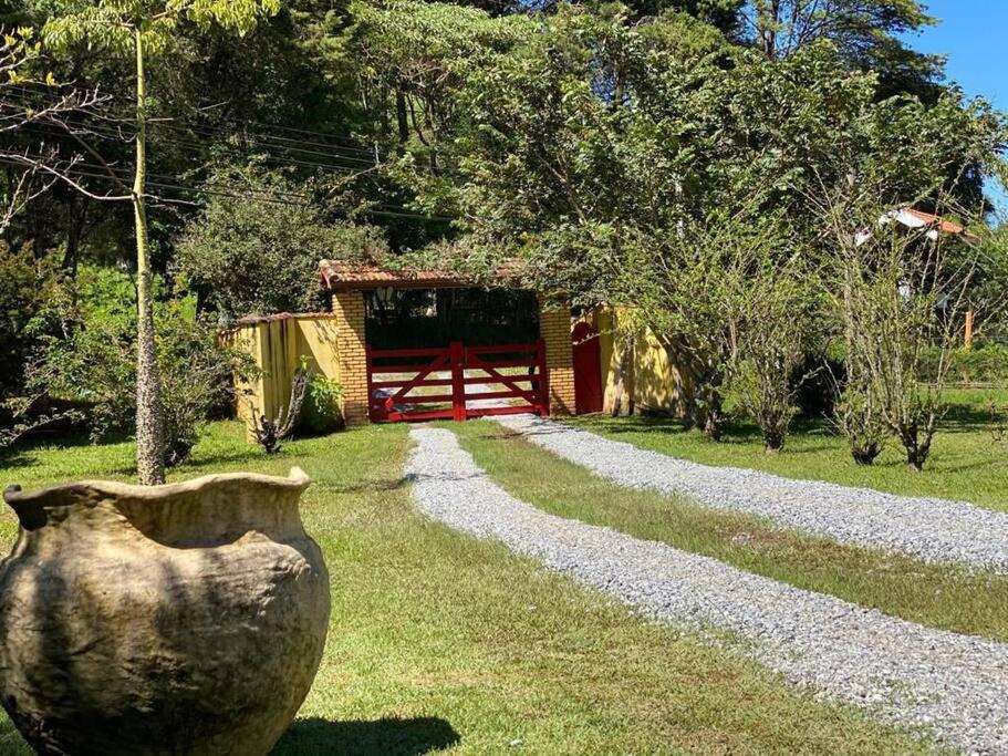 Linda chacara com piscina , conforto e meio a natureza