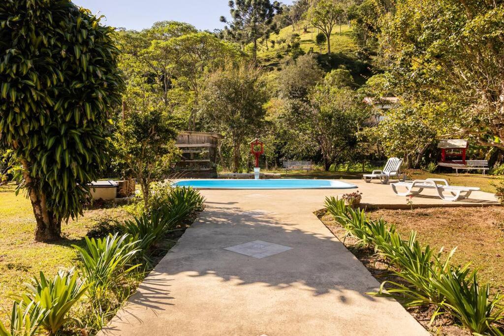 Linda chacara com piscina , conforto e meio a natureza