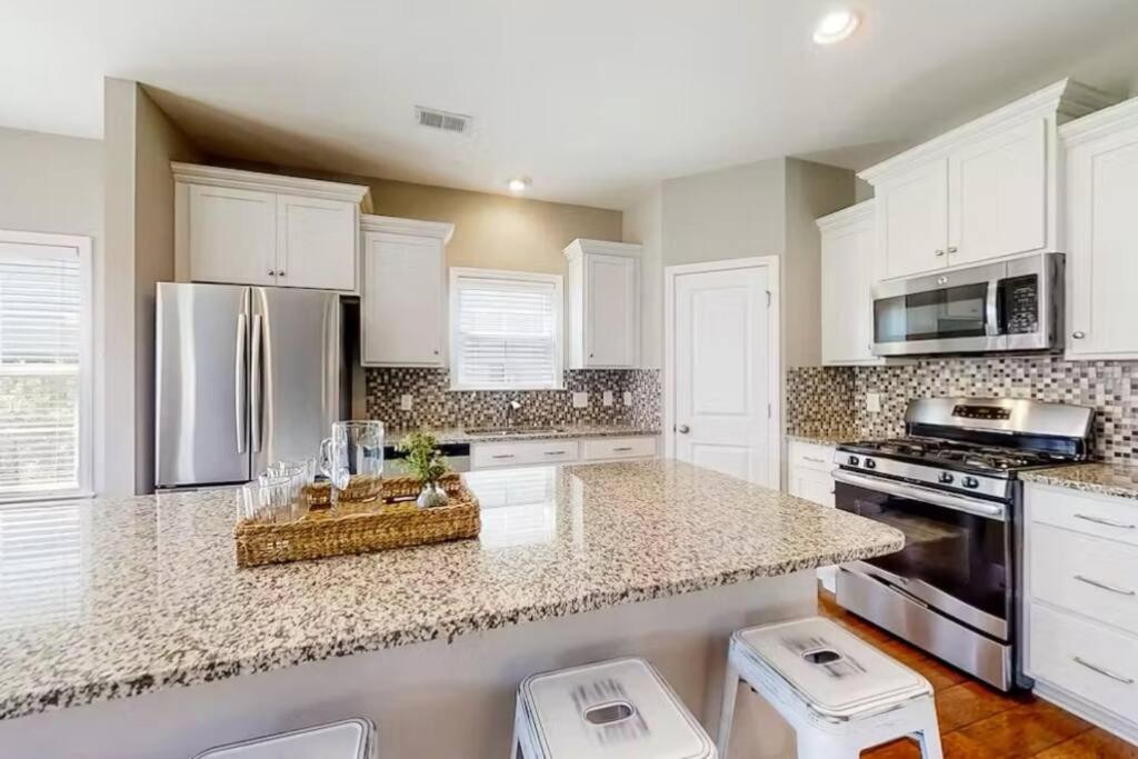 Home Sweet Home in Charleston! 3BR full amenities