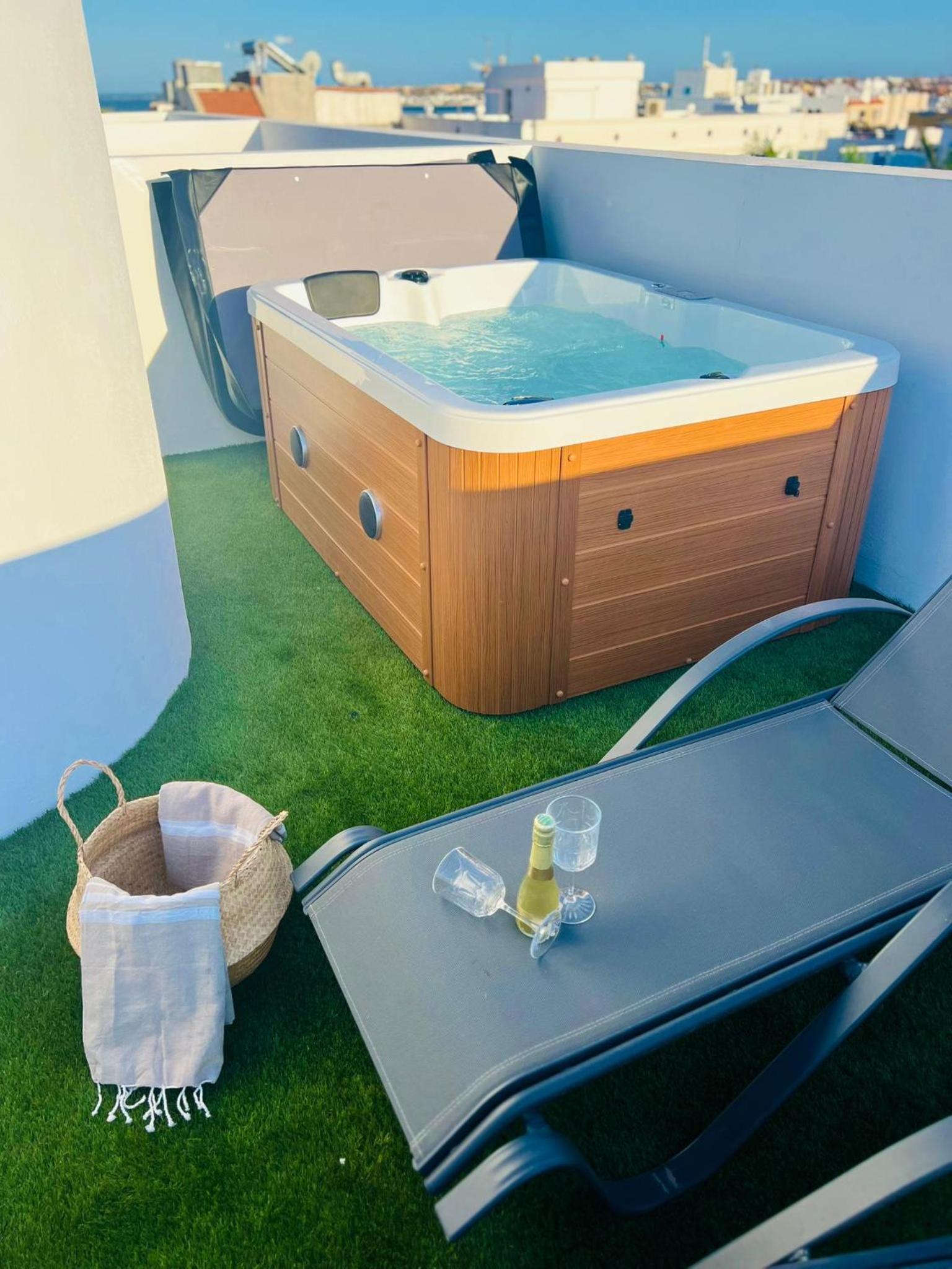 Hotel Emerald Suite Plaza - Image 1