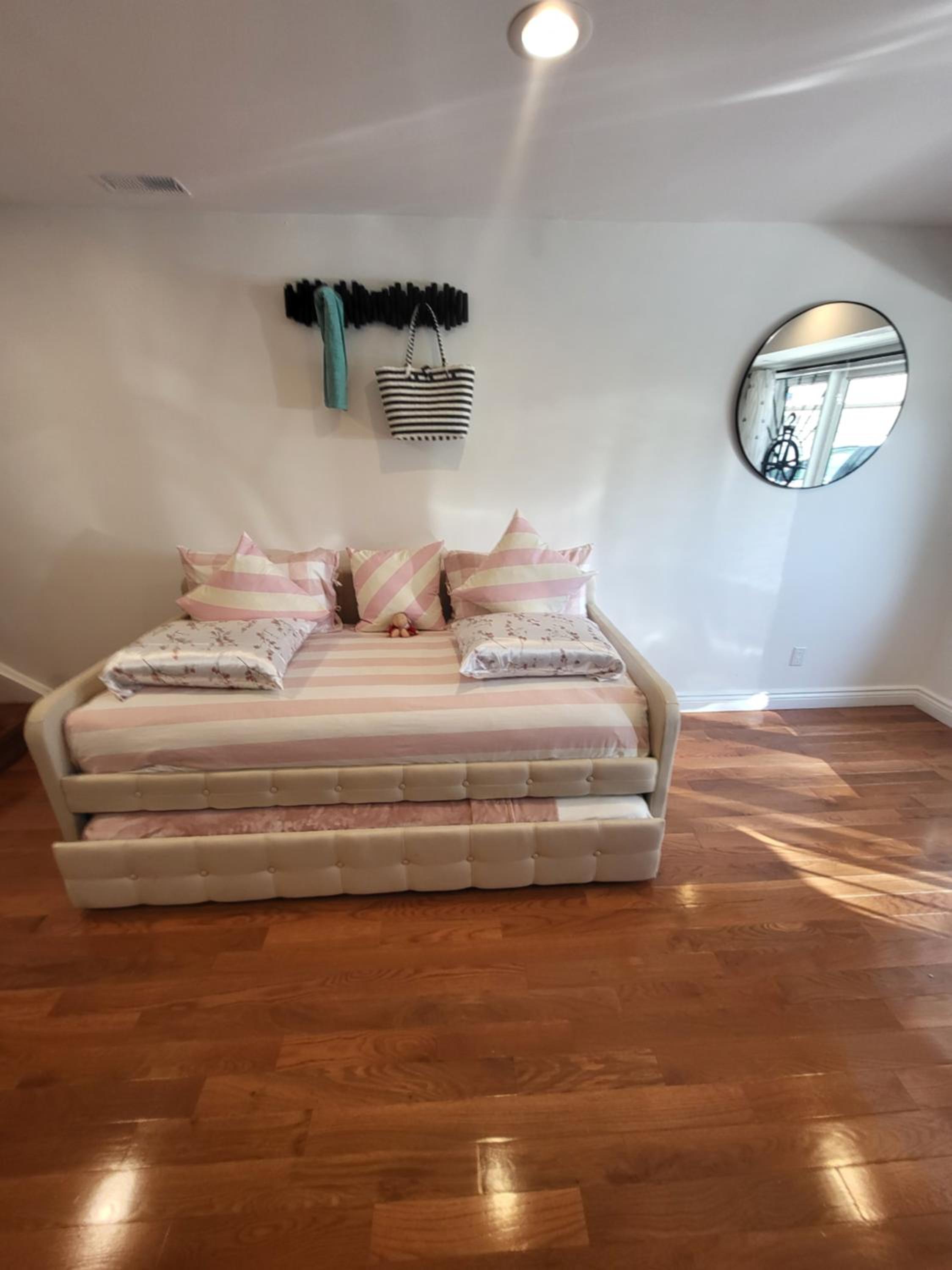 Downtown Toronto House Central 2BED 2BATH Subway Free Parking