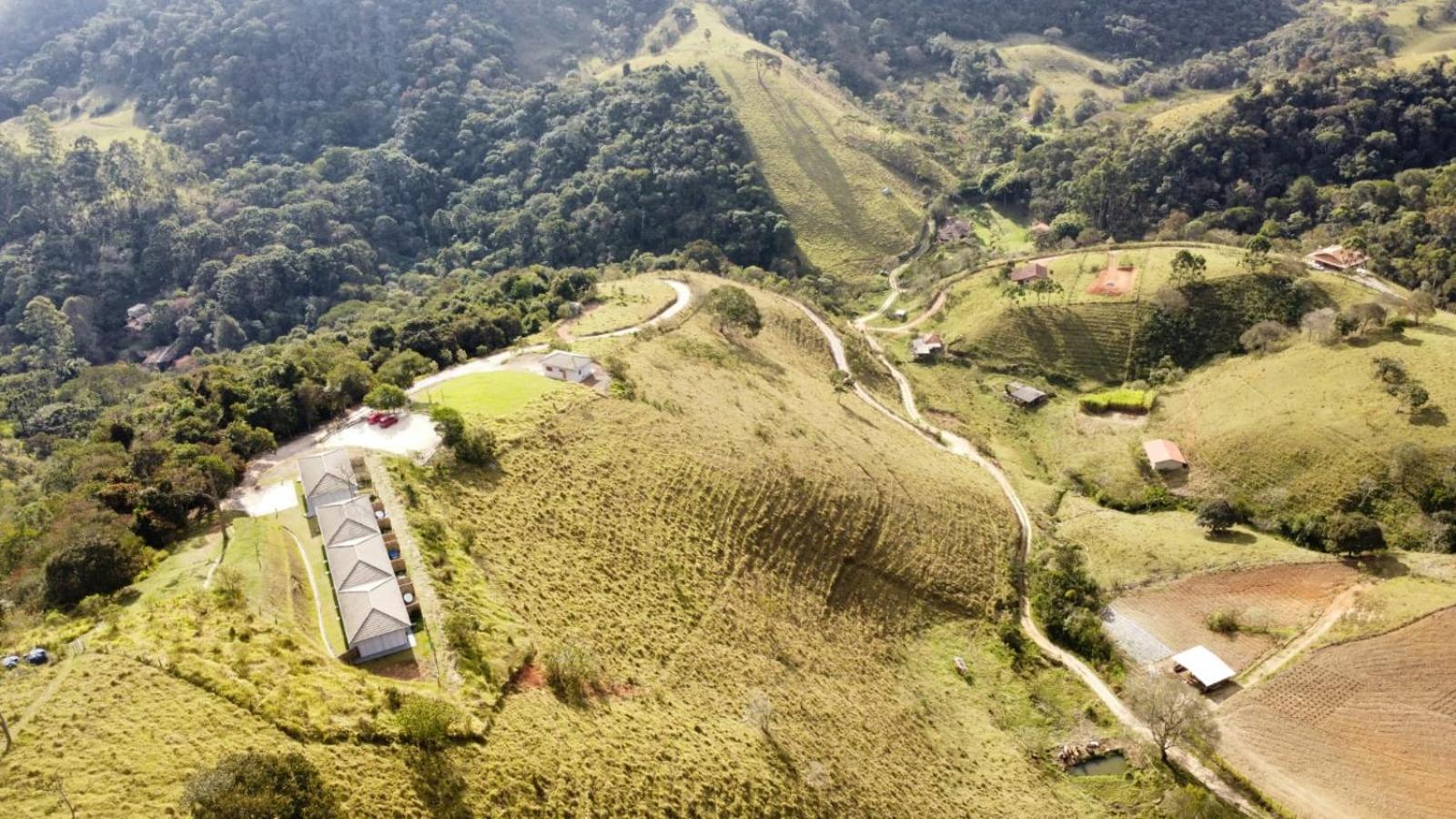 Embahu Suítes - Vista para Pedra do Baú e banheira de imersão