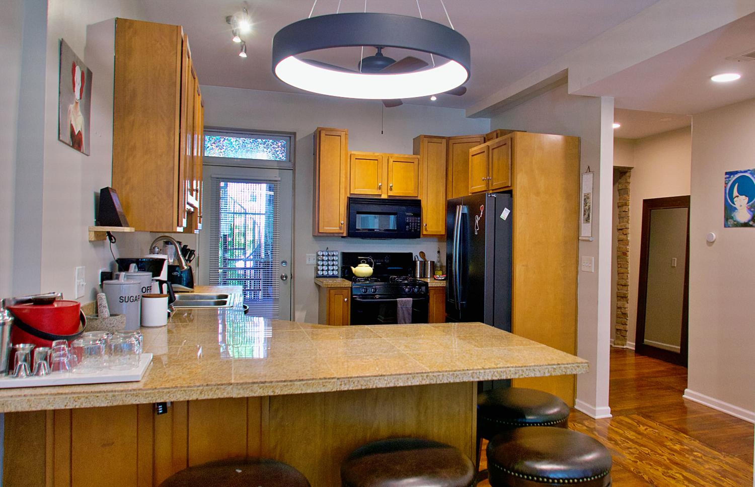 The Banksy-Free Parking -4 bedroom w King bed- Firepit Rooftop near United Center view 5