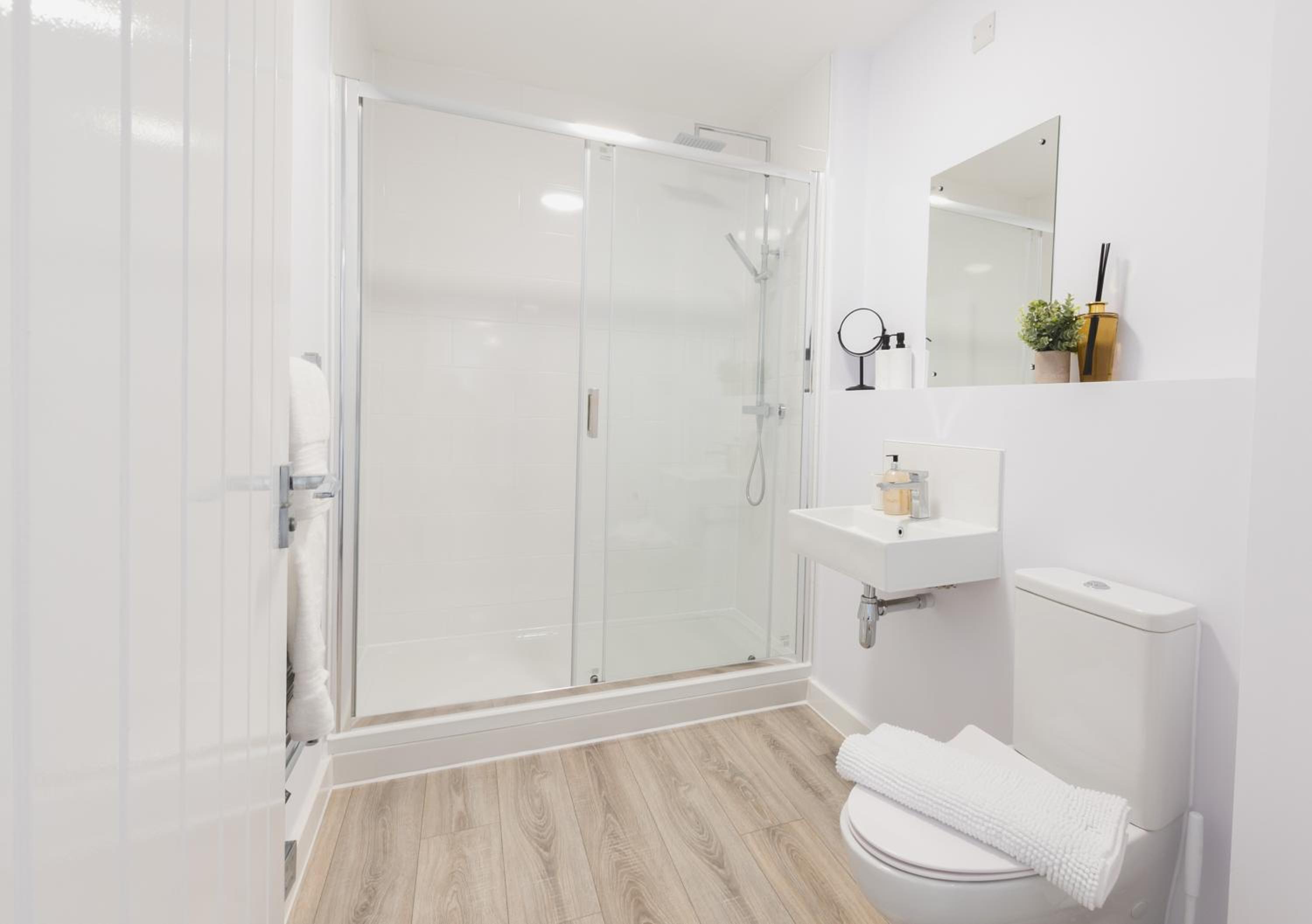 Stylish new-build, free parking, 20-minute walk to city centre