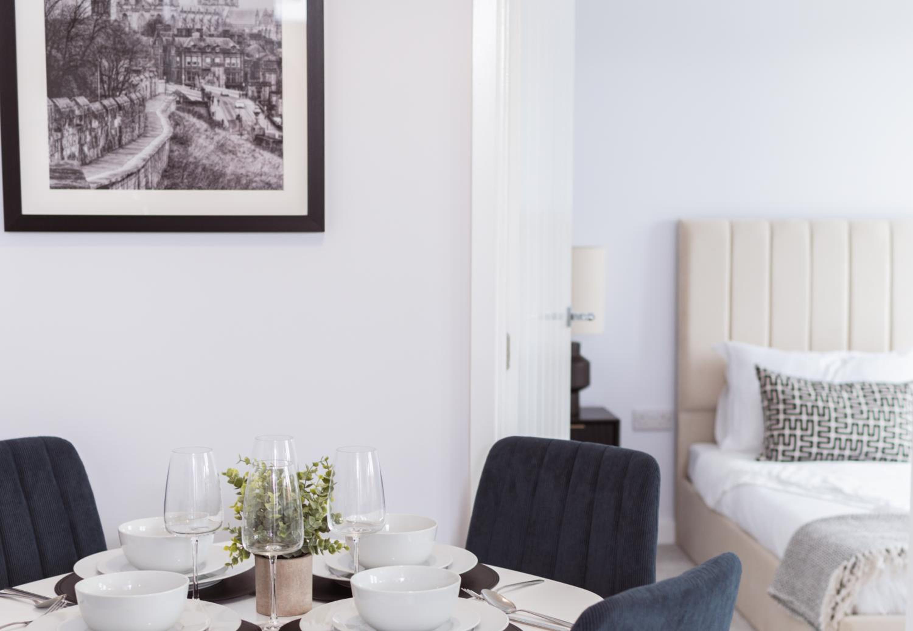 Stylish new-build, free parking, 20-minute walk to city centre