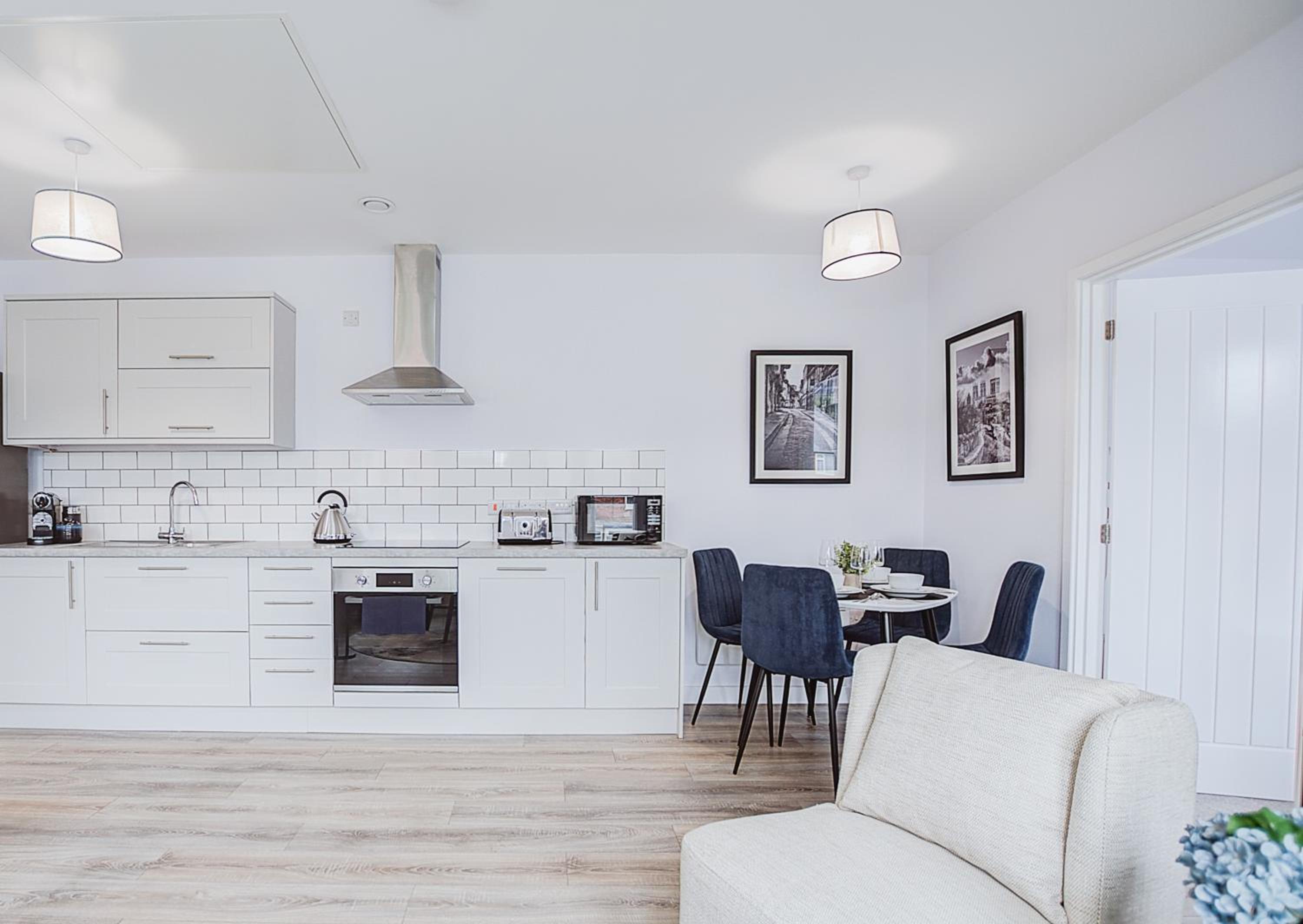 Stylish new-build, free parking, 20-minute walk to city centre