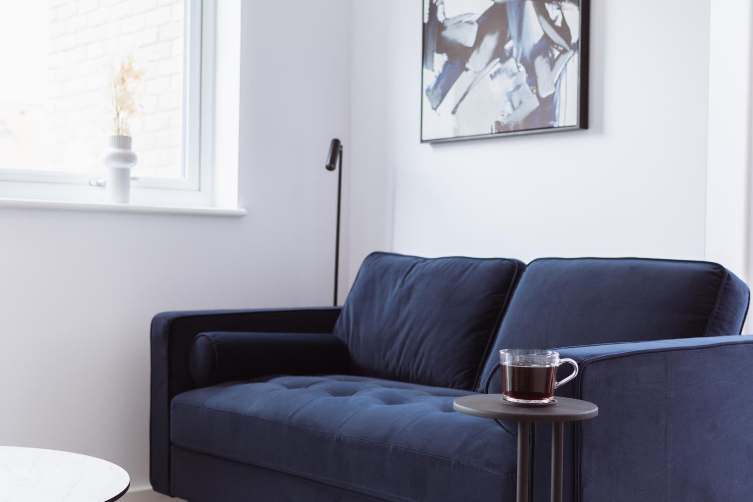 Stylish new-build, free parking, 20-minute walk to city centre