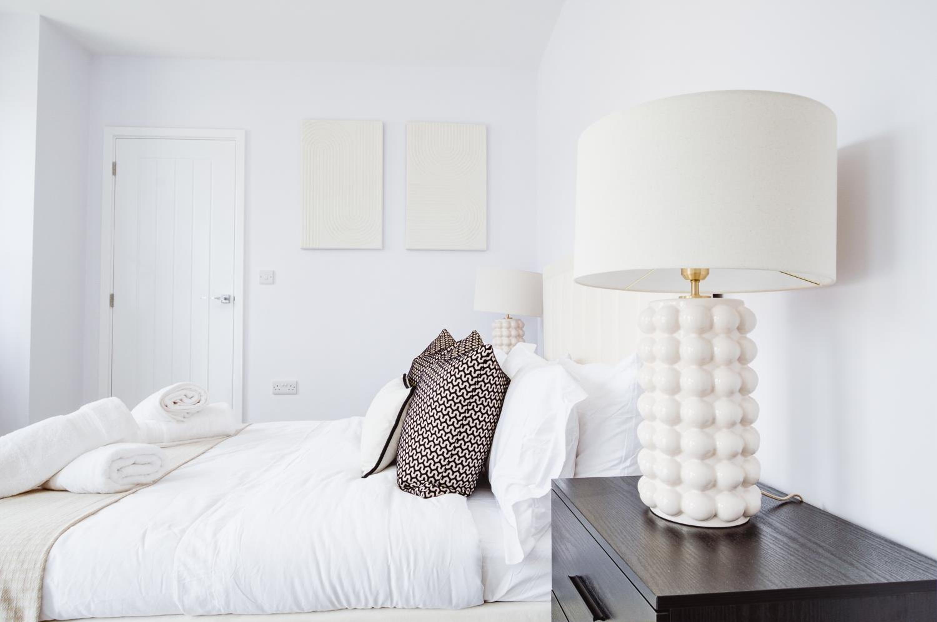 Stylish new-build, free parking, 20-minute walk to city centre