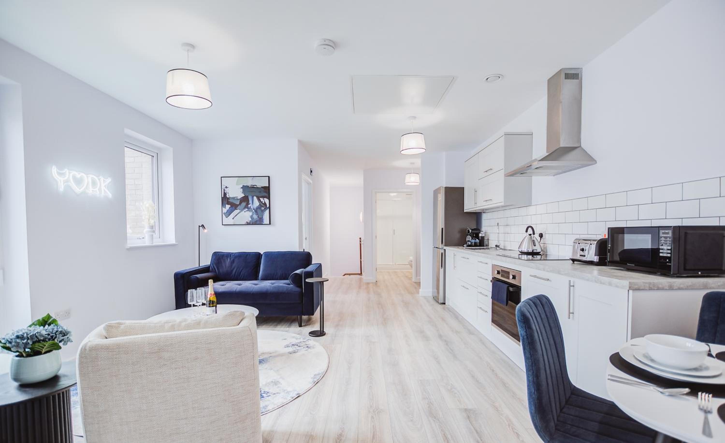 Stylish new-build, free parking, 20-minute walk to city centre