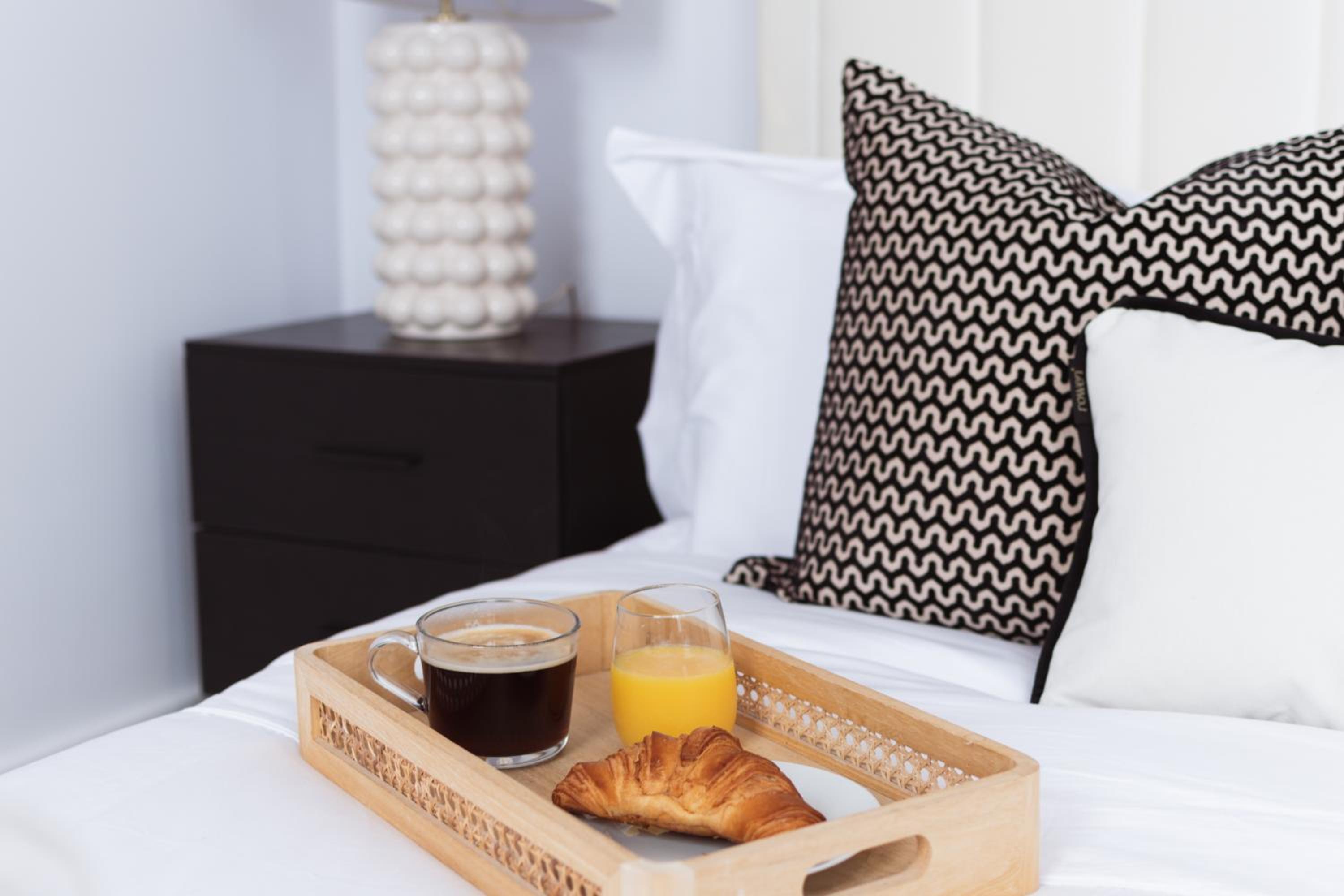 Stylish new-build, free parking, 20-minute walk to city centre