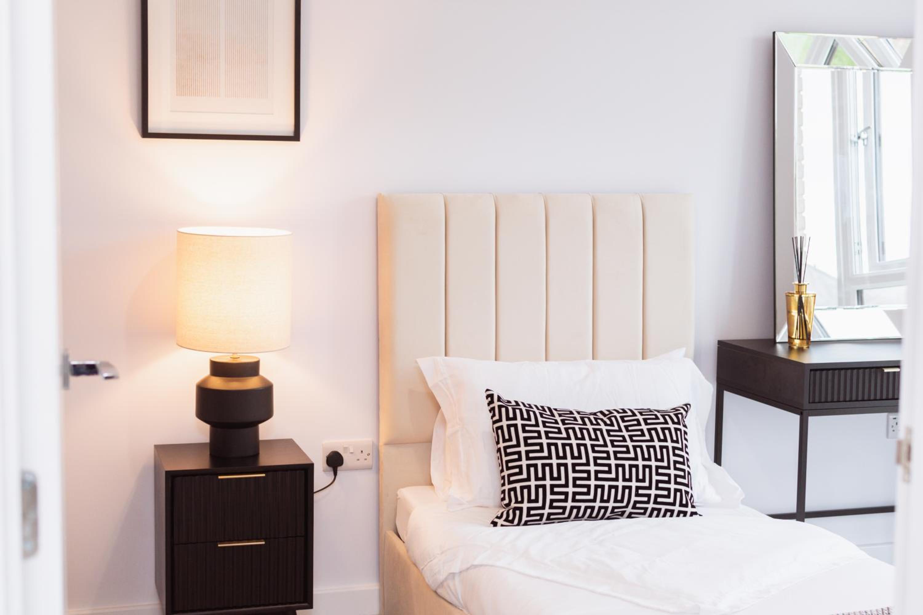 Stylish new-build, free parking, 20-minute walk to city centre
