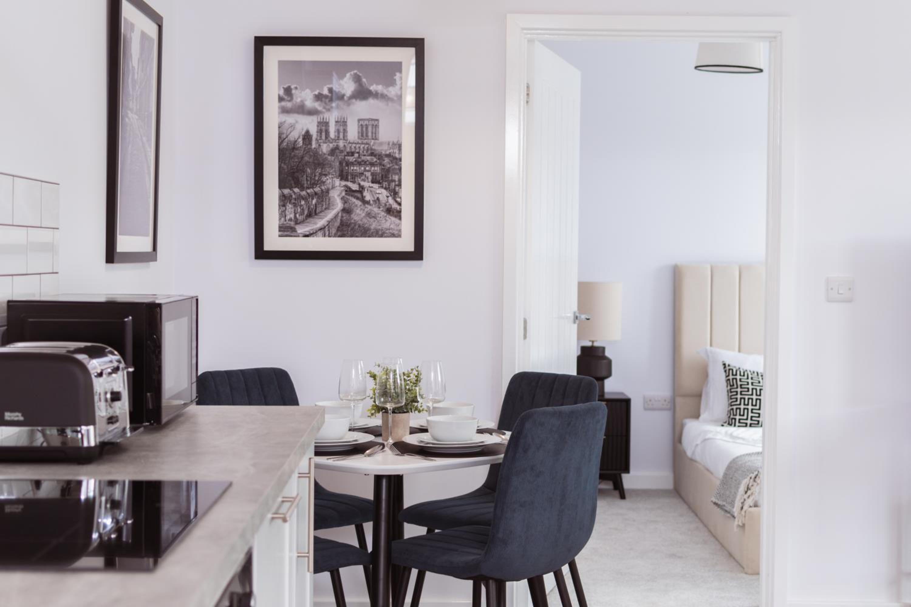 Stylish new-build, free parking, 20-minute walk to city centre