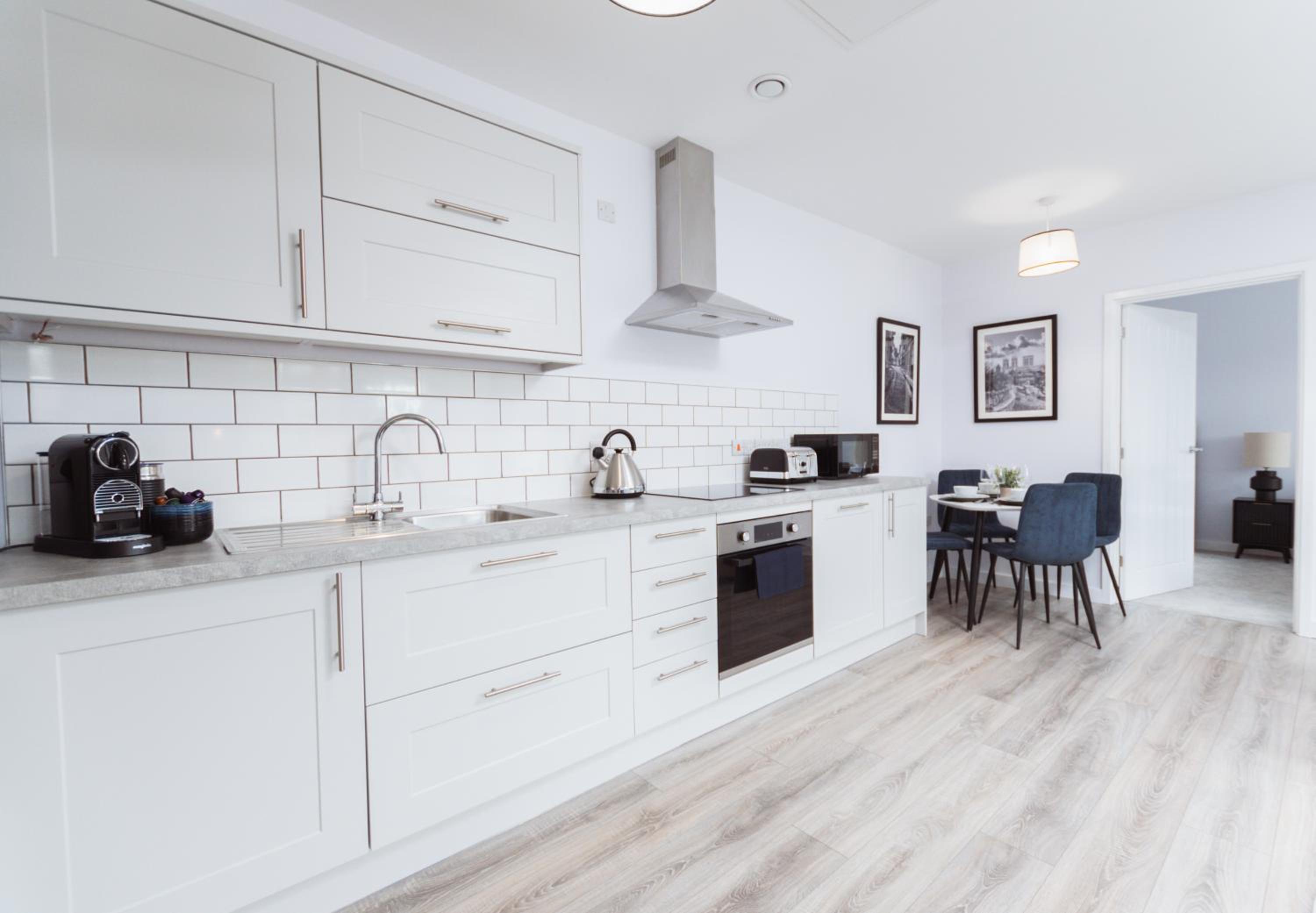 Stylish new-build, free parking, 20-minute walk to city centre