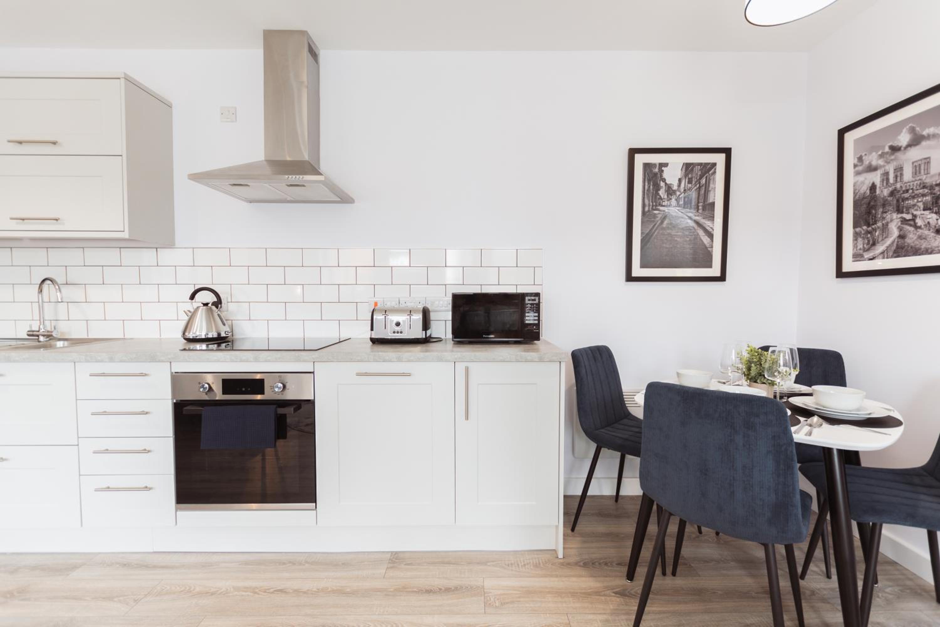 Stylish new-build, free parking, 20-minute walk to city centre