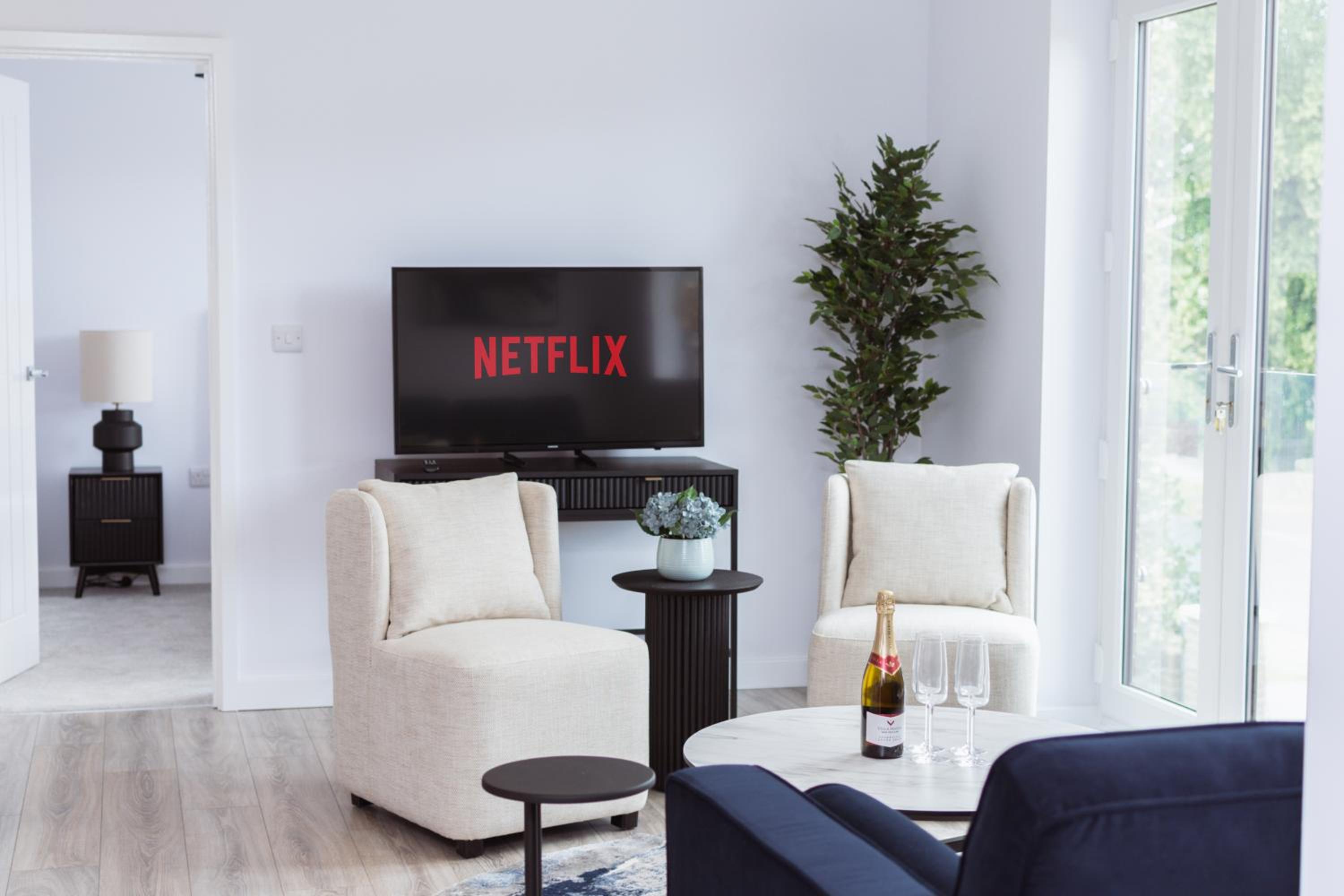 Stylish new-build, free parking, 20-minute walk to city centre