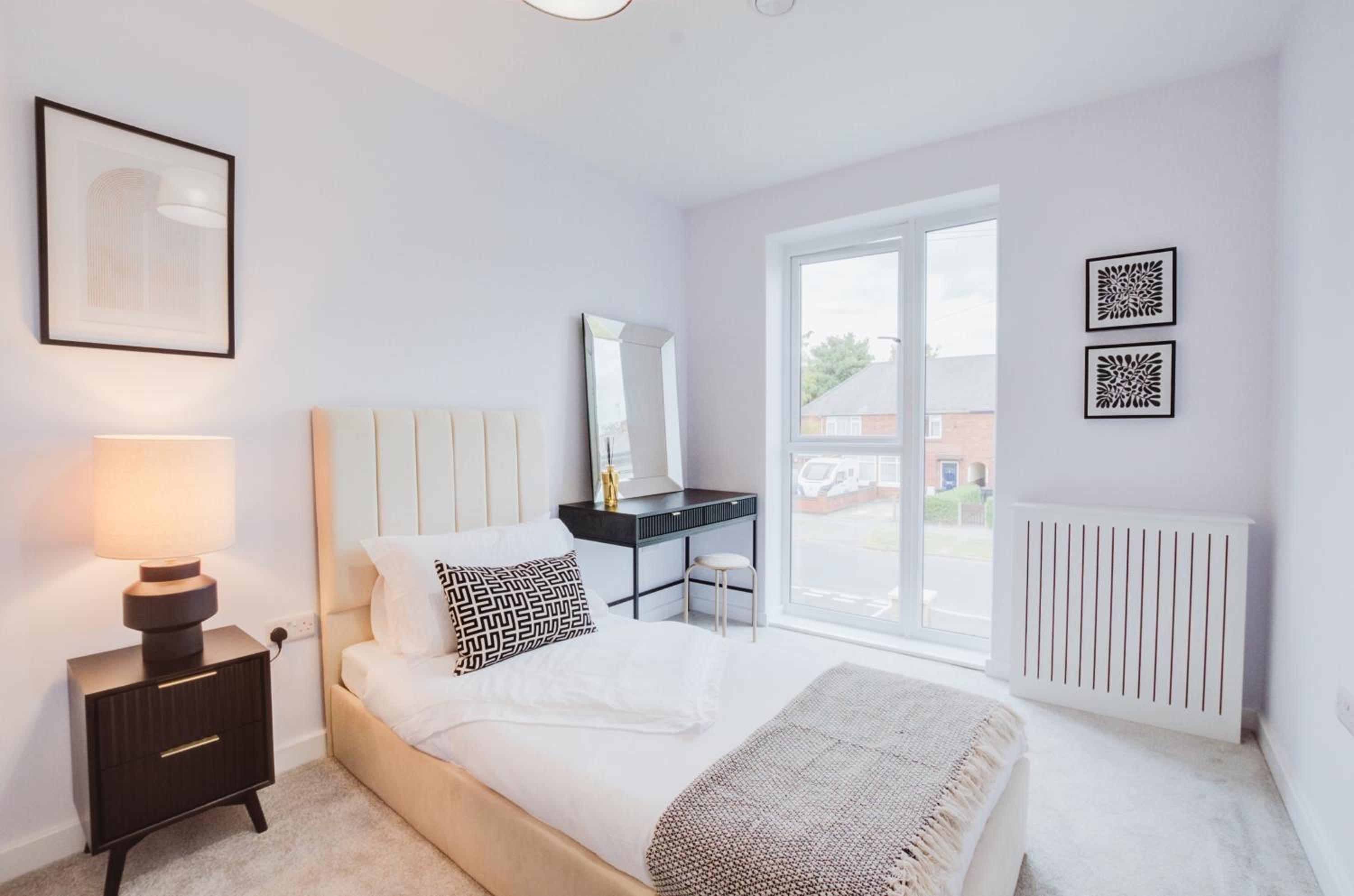 Stylish new-build, free parking, 20-minute walk to city centre