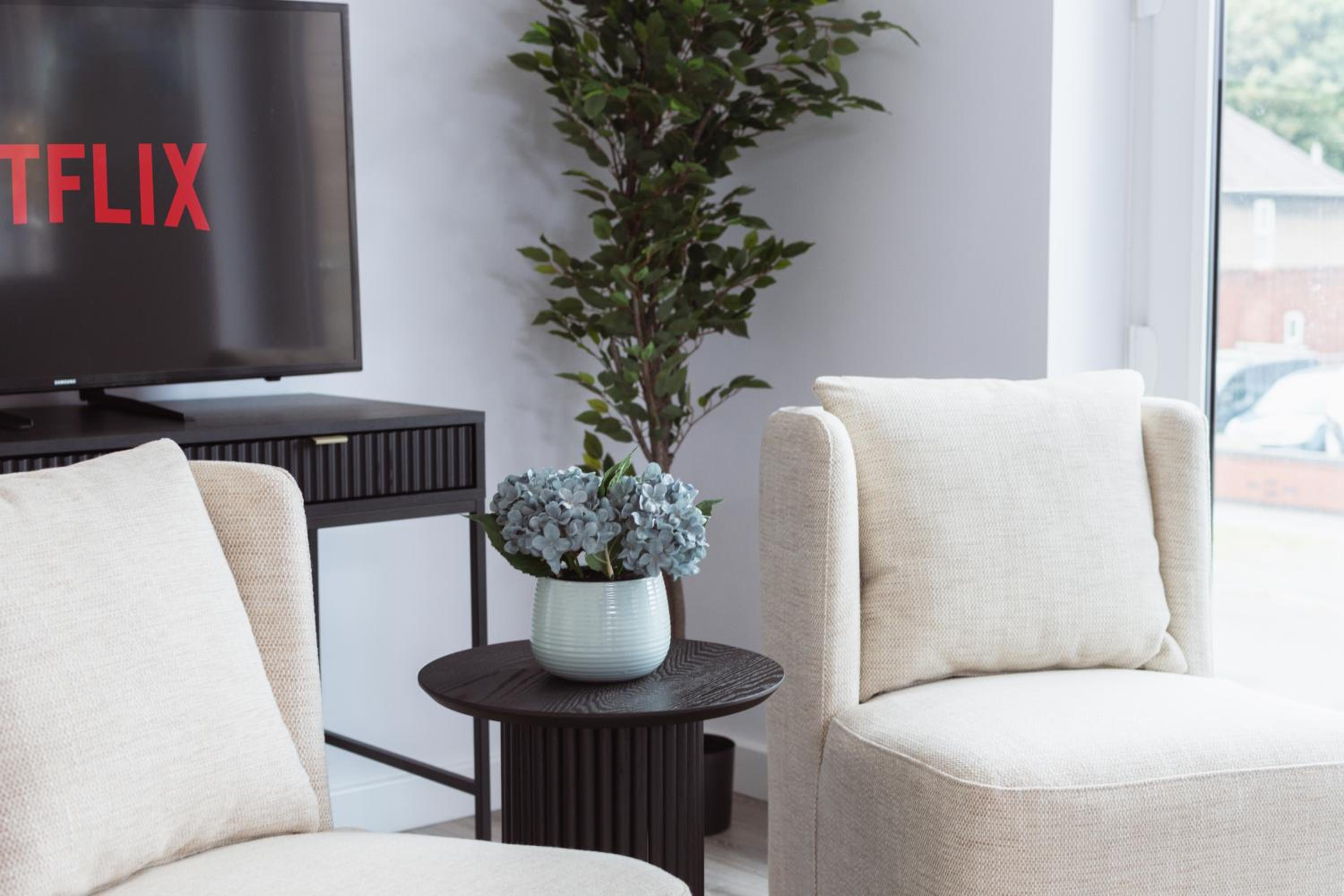 Stylish new-build, free parking, 20-minute walk to city centre