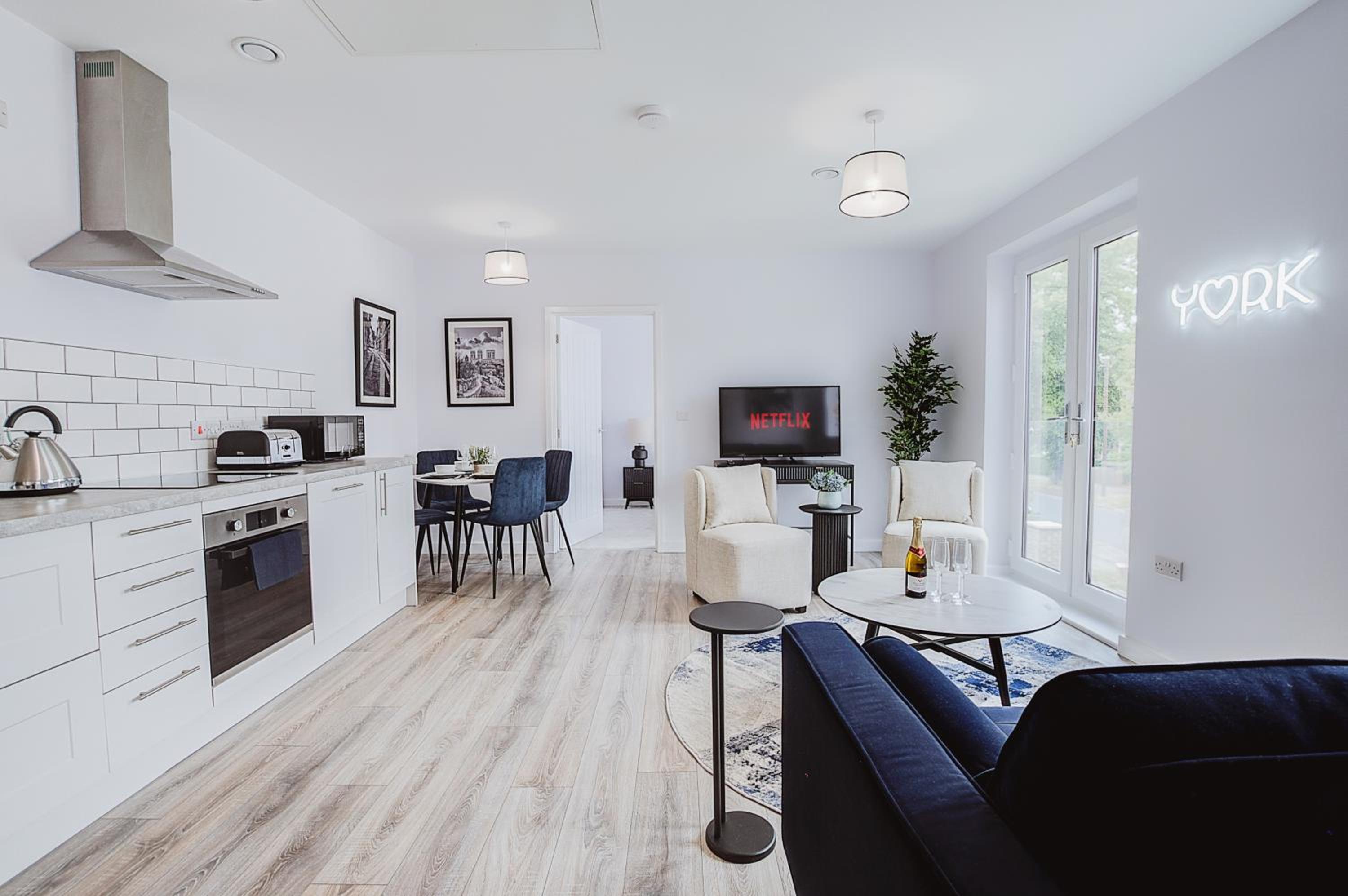 Stylish new-build, free parking, 20-minute walk to city centre